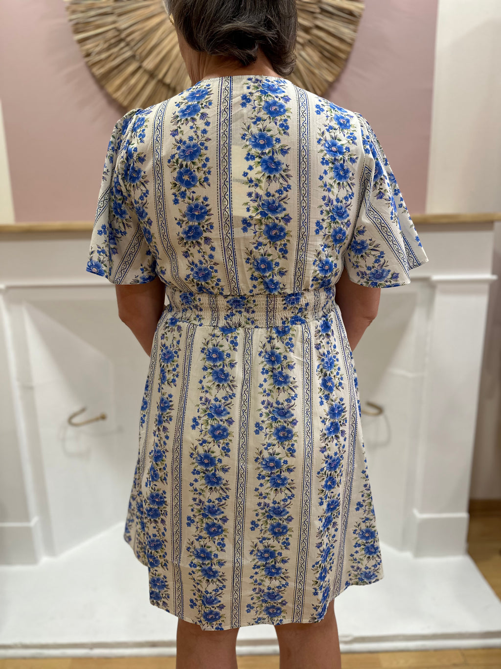 Robe courte femme à motif fleuri style tapisserie bleu et violet avec décolleté en V – In April 1986 – Miss Caprice