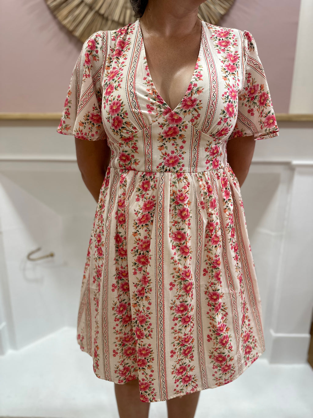 Robe courte femme à motif fleuri style tapisserie rose avec décolleté en V – In April 1986 – Miss Caprice