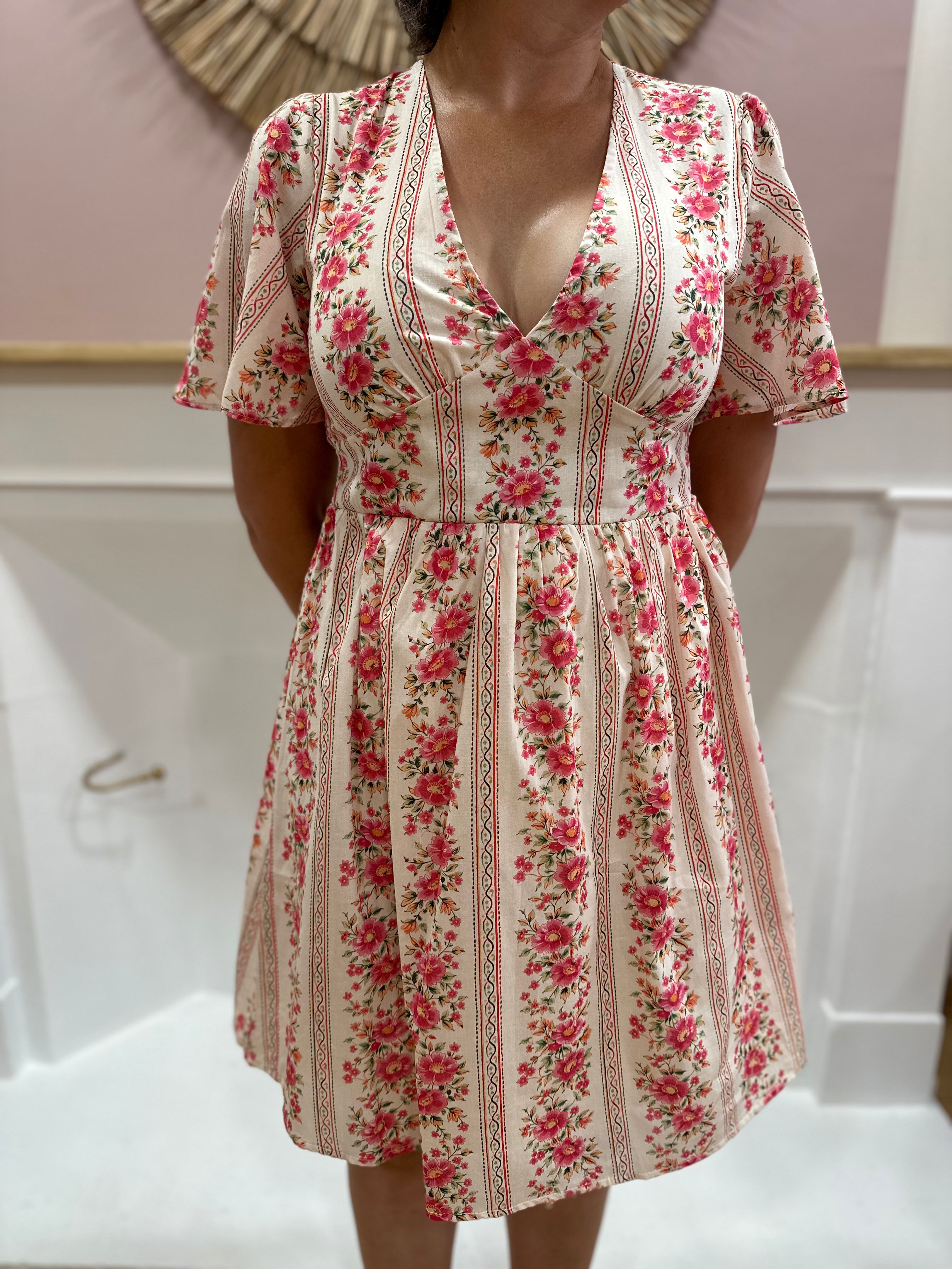 Robe courte femme à motif fleuri style tapisserie rose avec décolleté en V – In April 1986 – Miss Caprice
