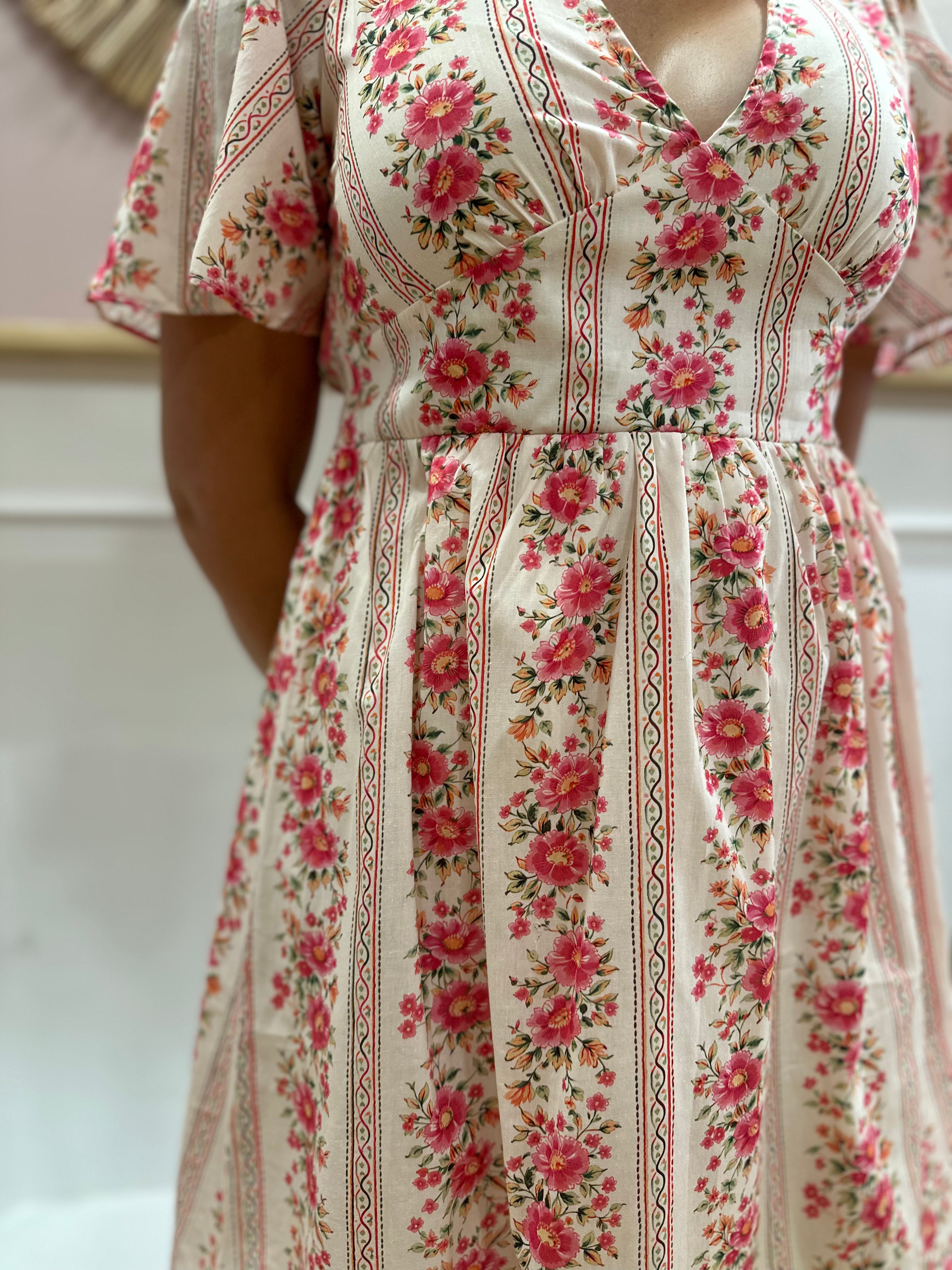 Robe courte femme à motif fleuri style tapisserie rose avec décolleté en V – In April 1986 – Miss Caprice