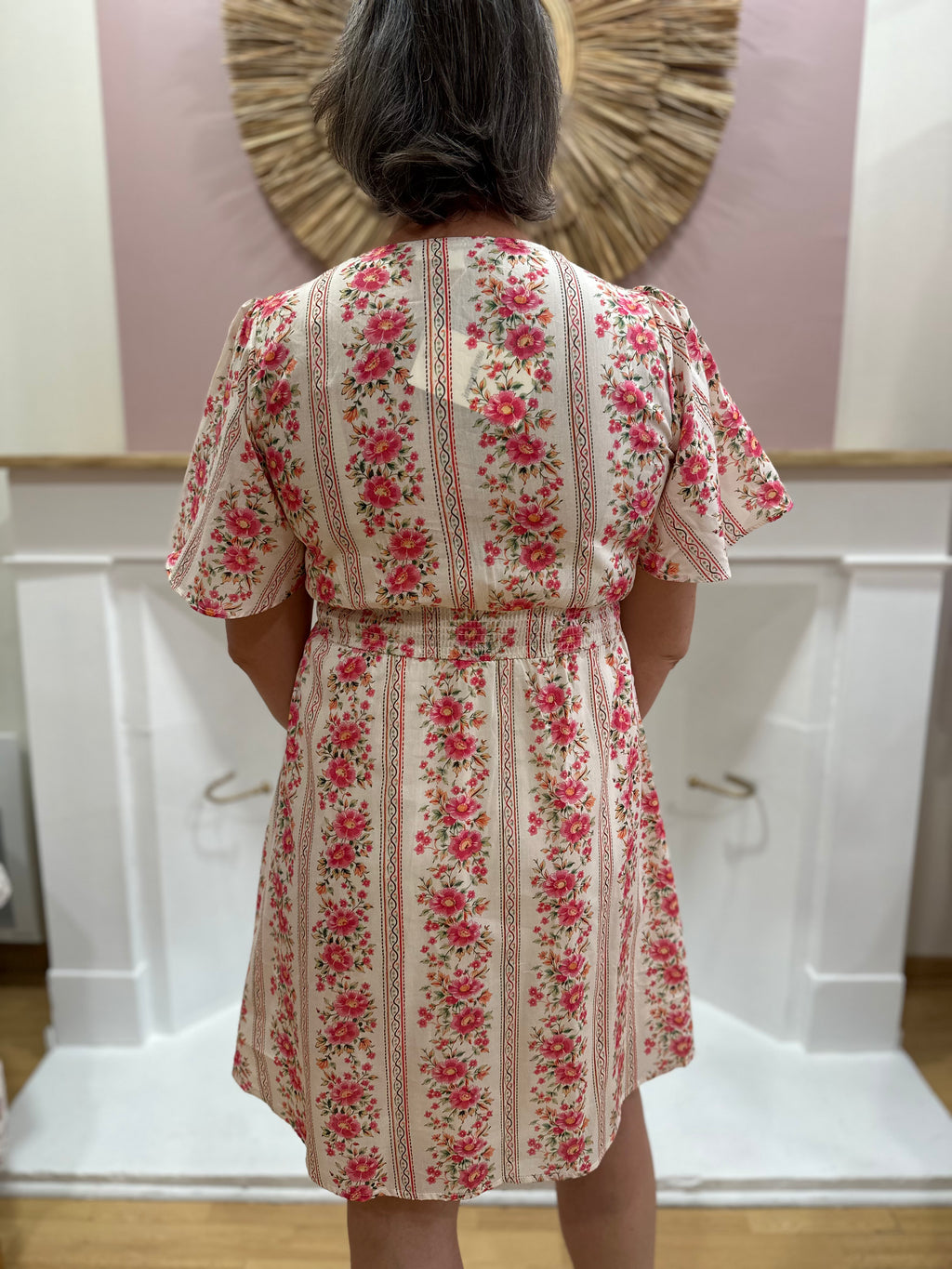 Robe courte femme à motif fleuri style tapisserie rose avec décolleté en V – In April 1986 – Miss Caprice