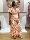 Robe longue blanche femme à fleurs orange avec détails dorés et col carré en smock – In April 1986 – Miss Caprice