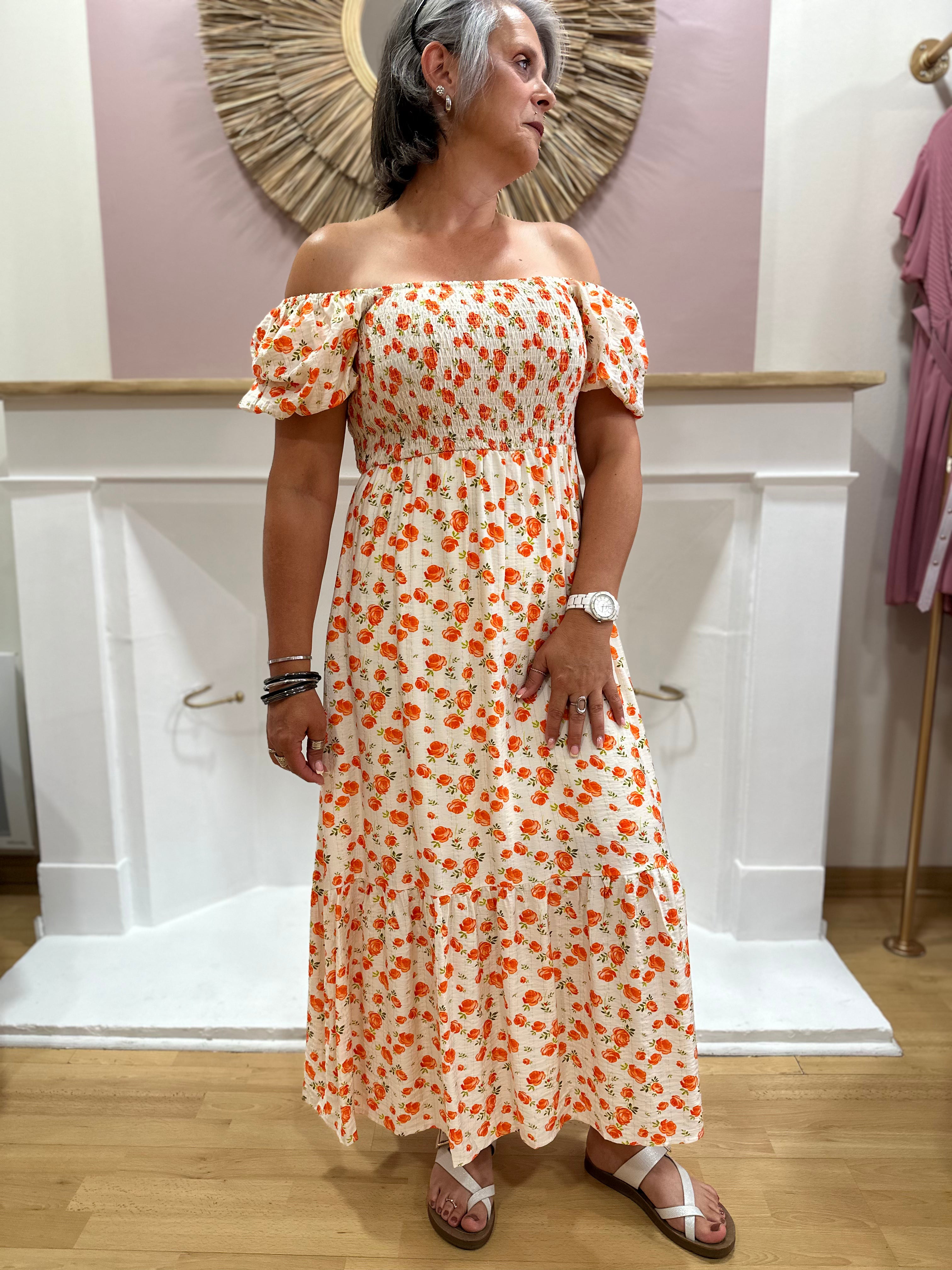 Robe longue blanche femme à fleurs orange avec détails dorés et col carré en smock – In April 1986 – Miss Caprice