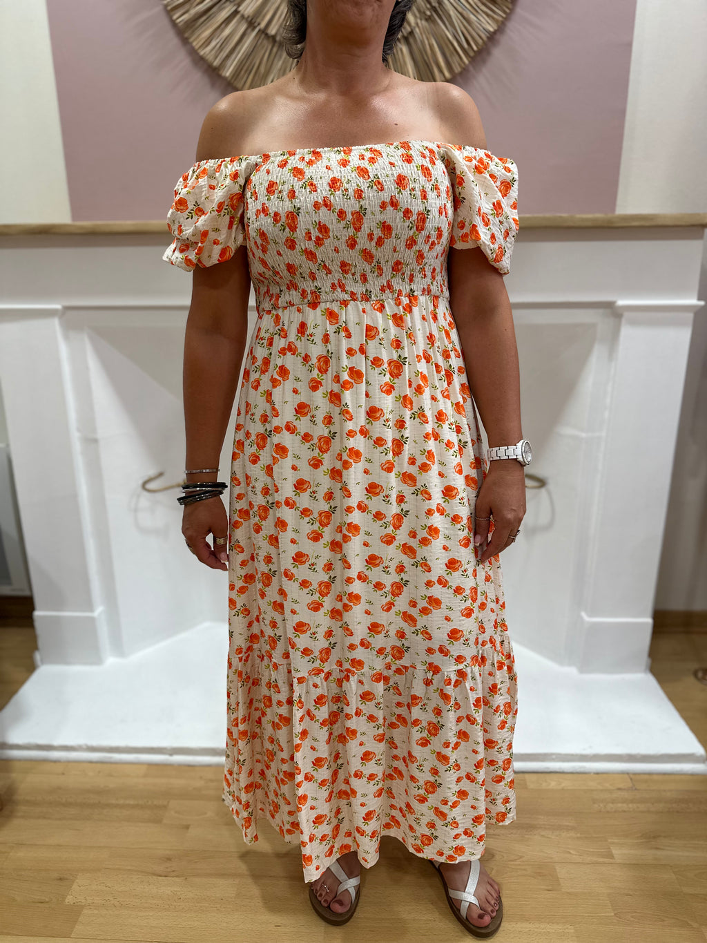 Robe longue blanche femme à fleurs orange avec détails dorés et col carré en smock – In April 1986 – Miss Caprice
