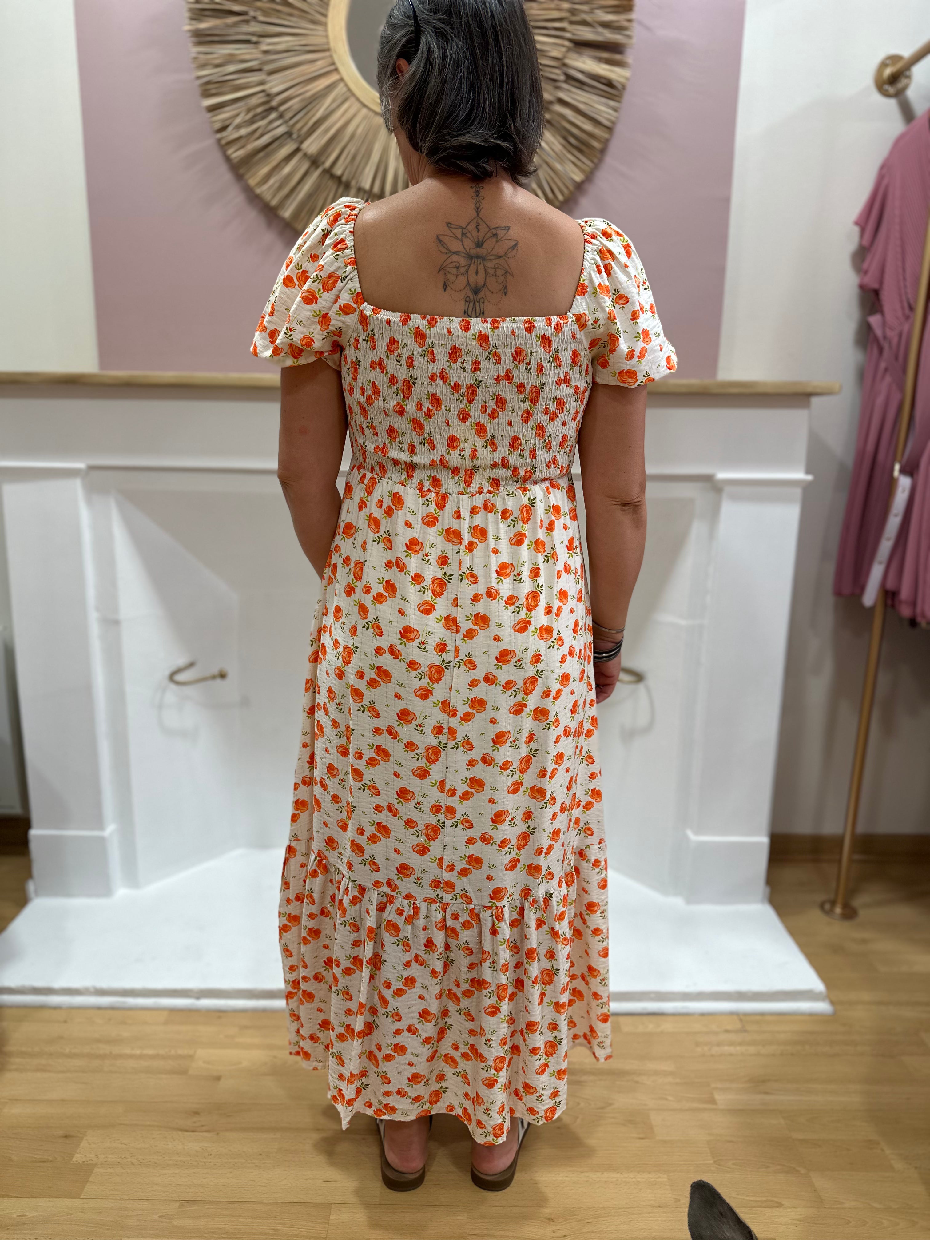 Robe longue blanche femme à fleurs orange avec détails dorés et col carré en smock – In April 1986 – Miss Caprice