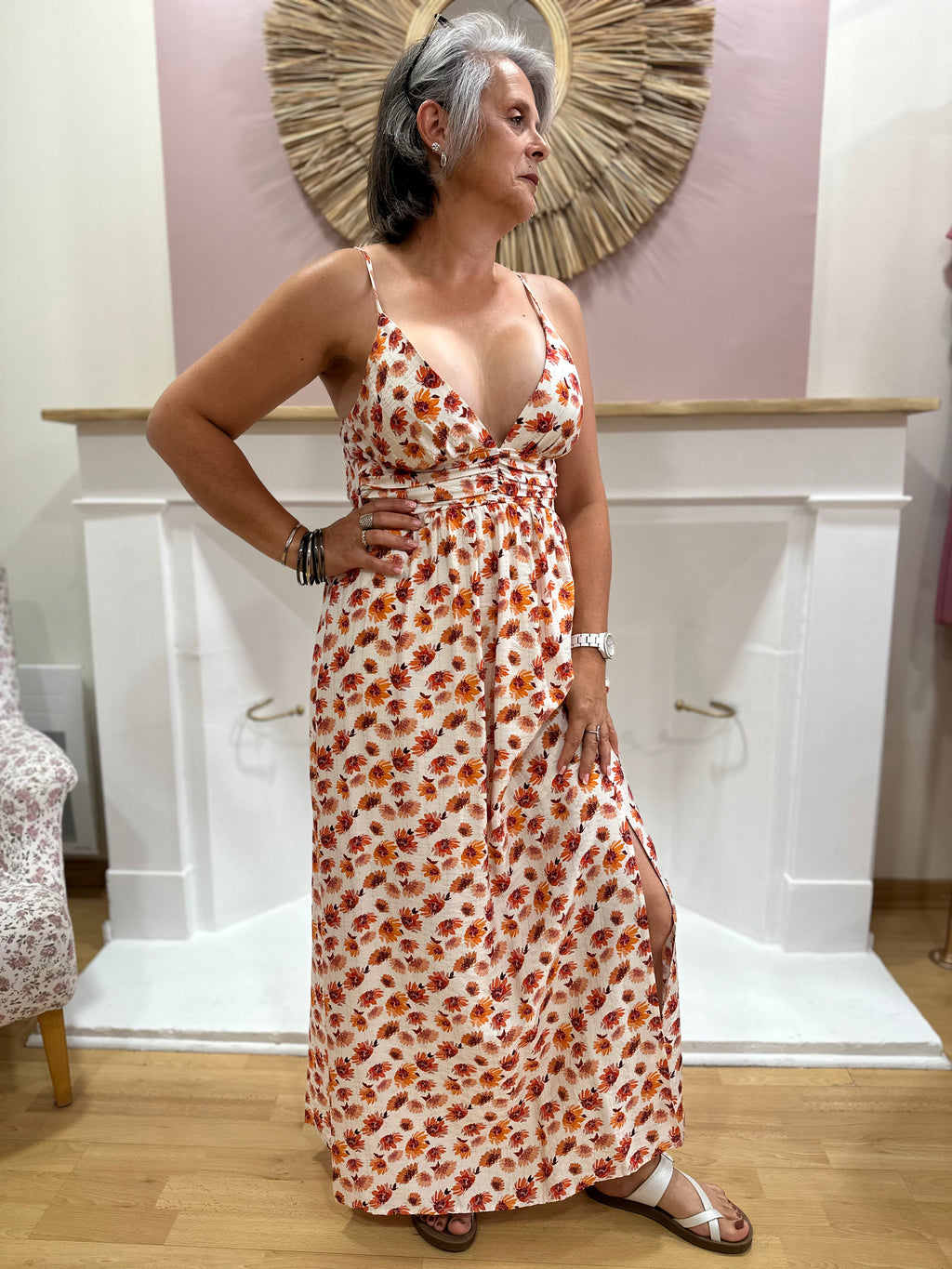 Robe longue blanche femme à fleurs orange et marron avec fines bretelles réglables et détails lurex dorés – In April 1986 – Miss Caprice