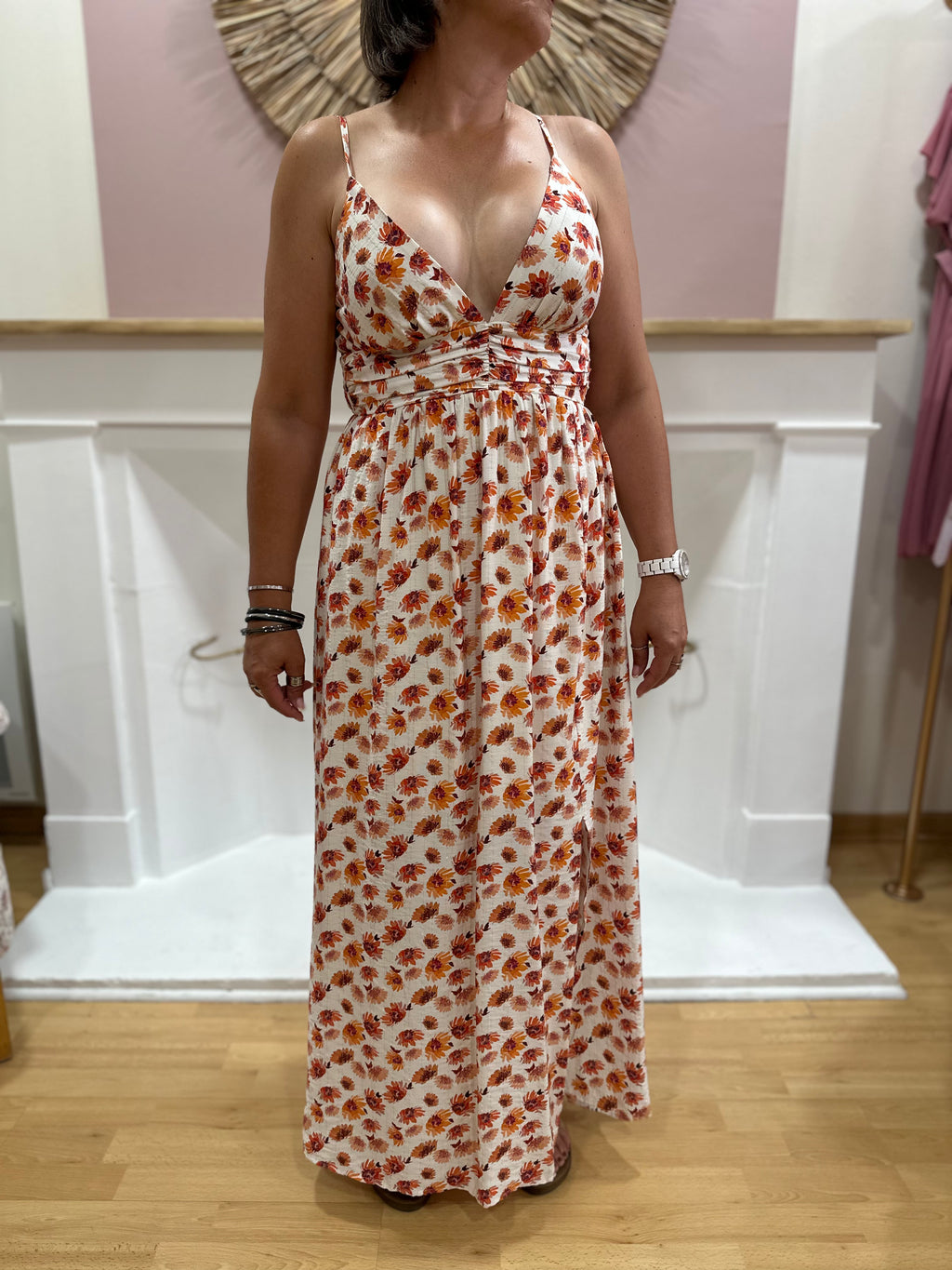 Robe longue blanche femme à fleurs orange et marron avec fines bretelles réglables et détails lurex dorés – In April 1986 – Miss Caprice