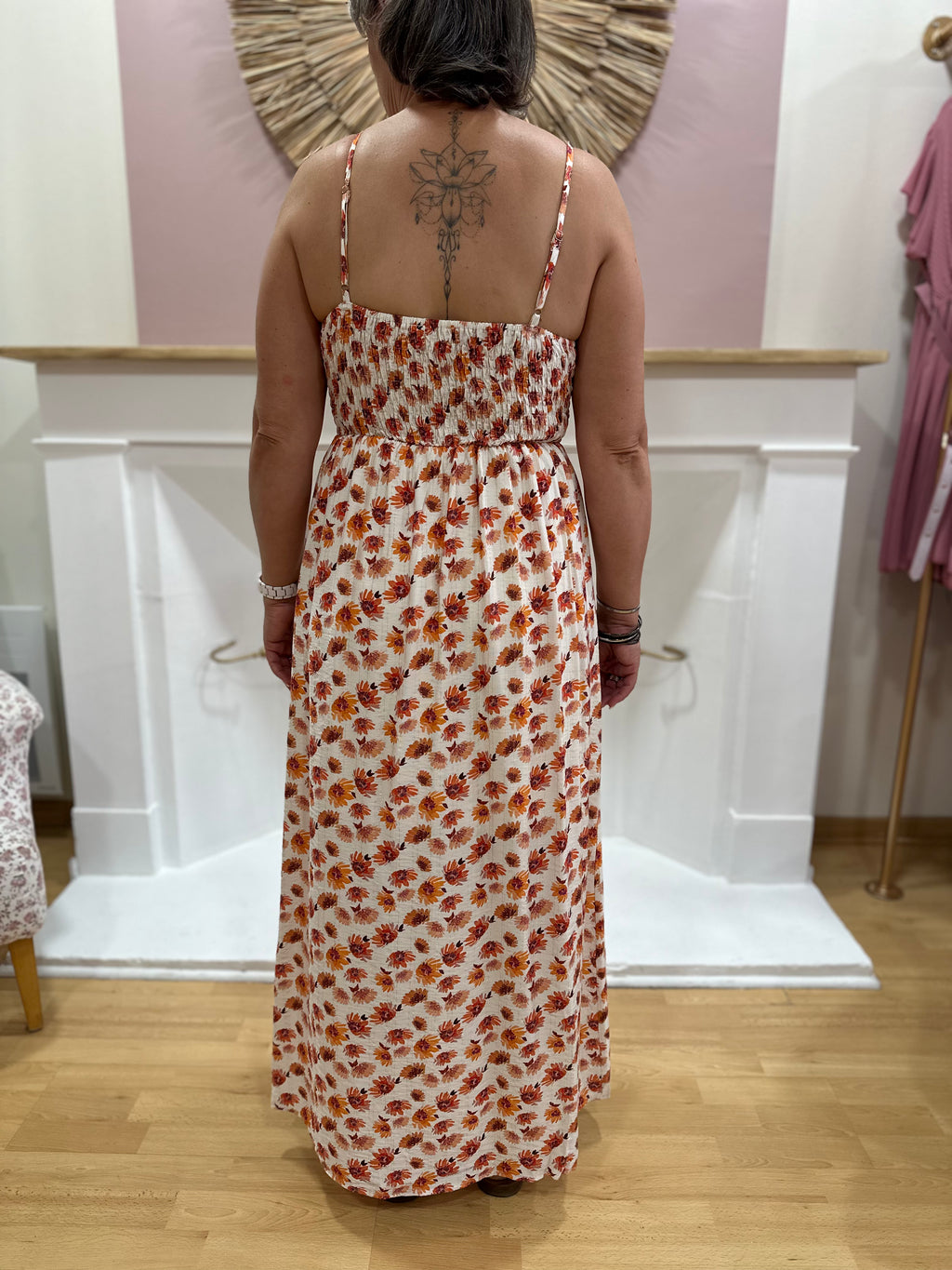 Robe longue blanche femme à fleurs orange et marron avec fines bretelles réglables et détails lurex dorés – In April 1986 – Miss Caprice