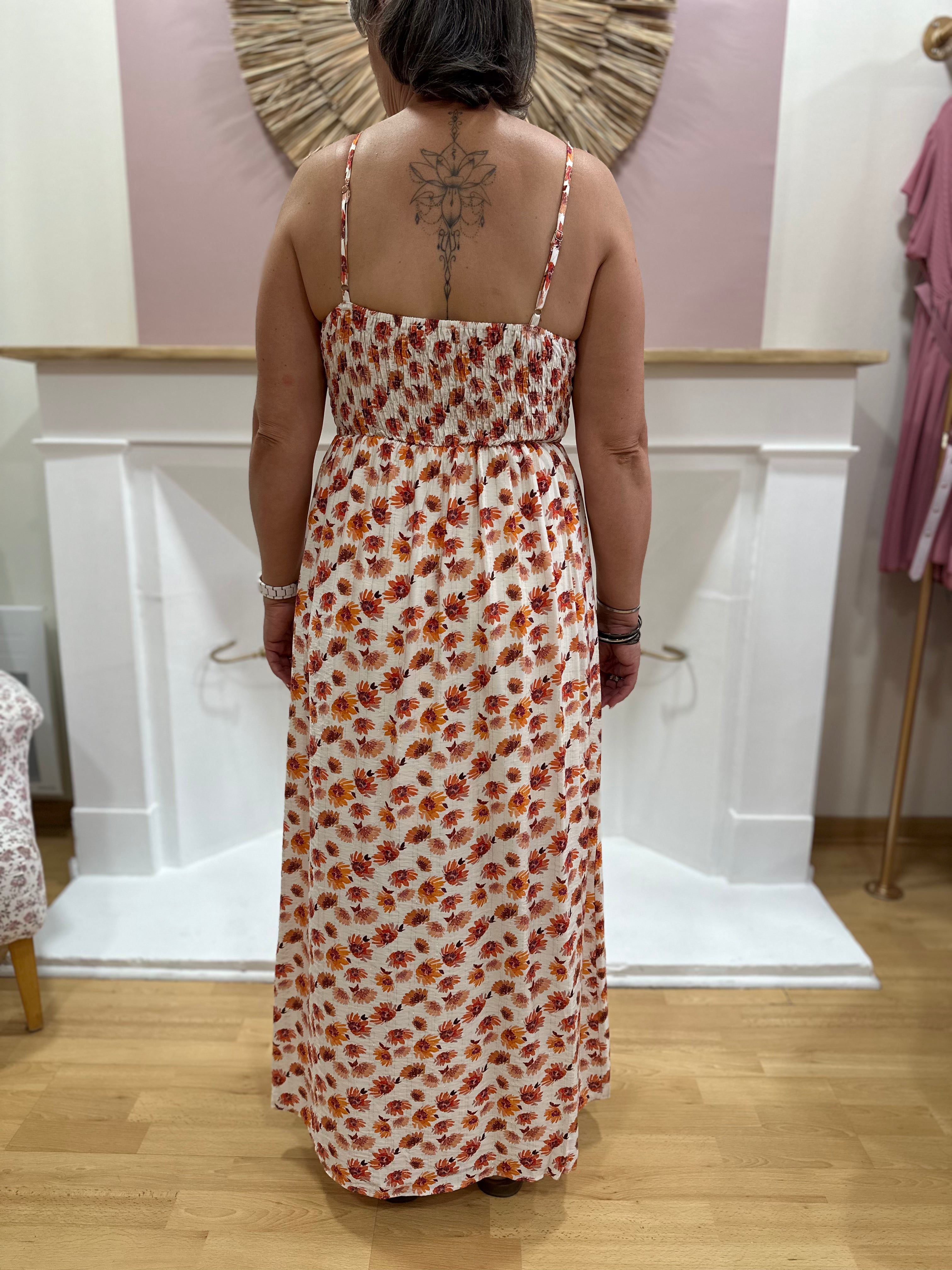 Robe longue blanche femme à fleurs orange et marron avec fines bretelles réglables et détails lurex dorés – In April 1986 – Miss Caprice