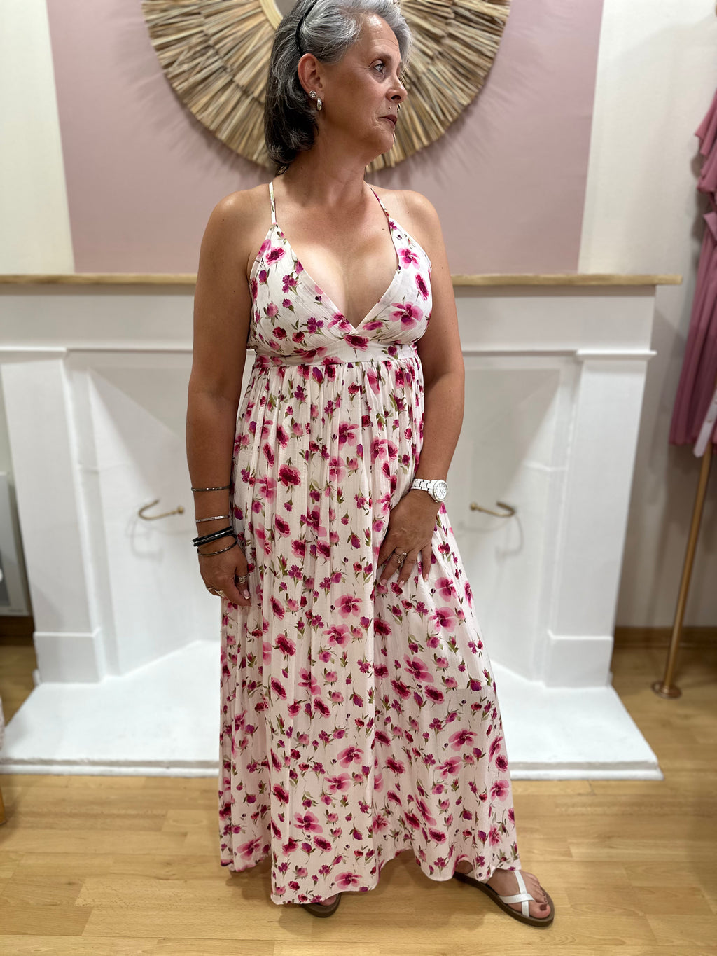 Robe longue blanche femme à fleurs roses avec dos nu à bretelles croisées – In April 1986 – Miss Caprice