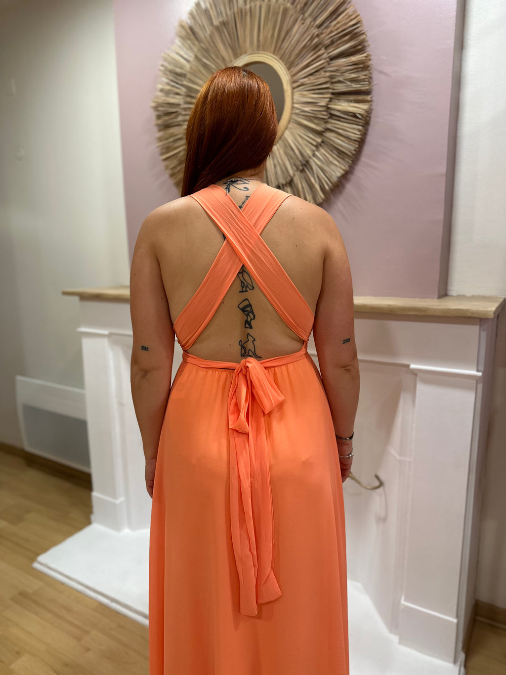 Robe longue orange pêche femme dos nu multiposition avec haut plissé – Kaia Made in Italy – Miss Caprice