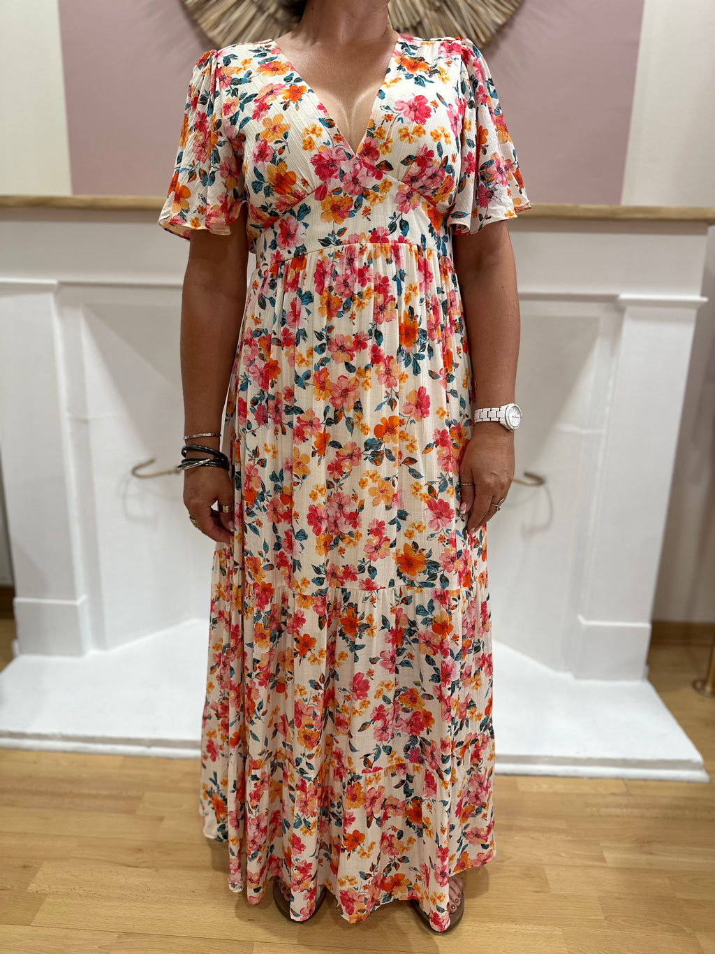 Robe longue femme à motif fleuri pastel rose, orange et bleu avec décolleté V – In April 1986 – Miss Caprice