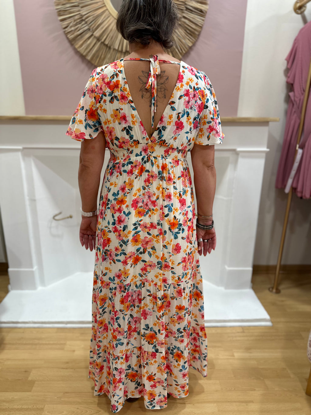 Robe longue femme à motif fleuri pastel rose, orange et bleu avec décolleté V – In April 1986 – Miss Caprice