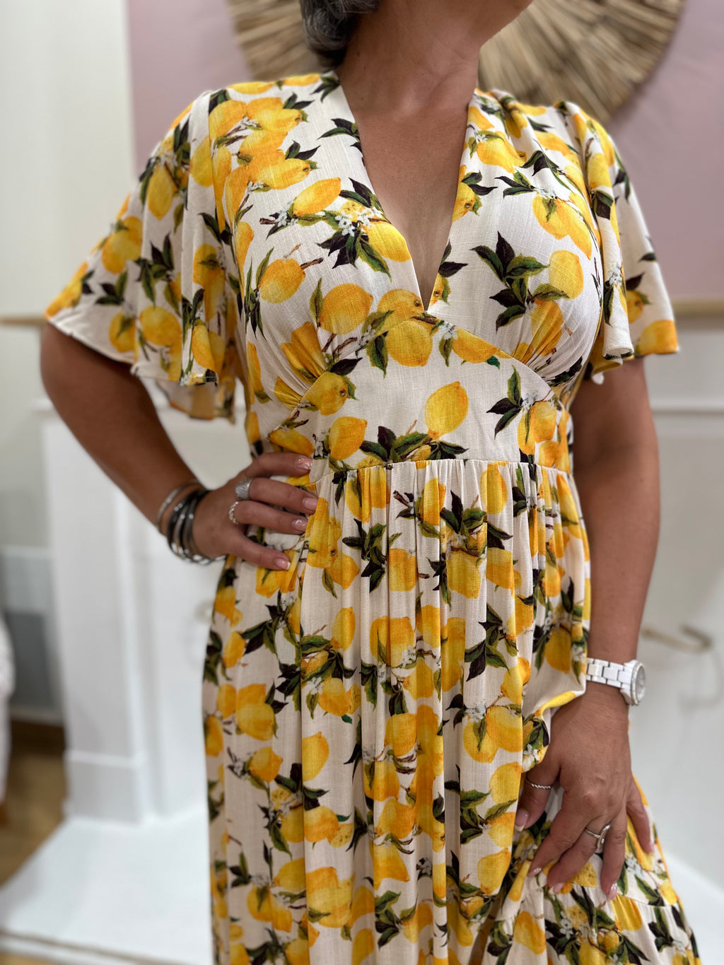 Robe longue grande taille blanche femme à motif citron jaune et vert avec décolleté V – In April 1986 – Miss Caprice