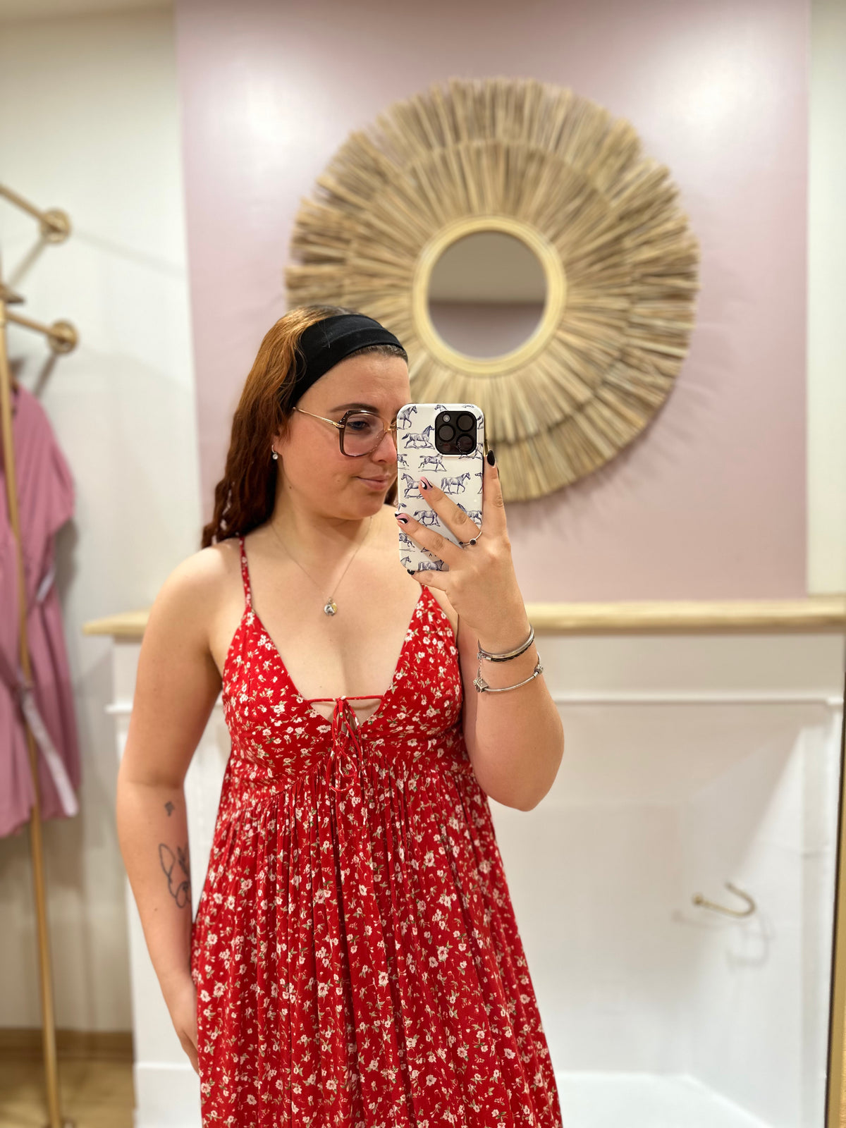 Robe longue rouge fleurie dos nu femme – Bretelles fines – In April 1986 – Miss Caprice