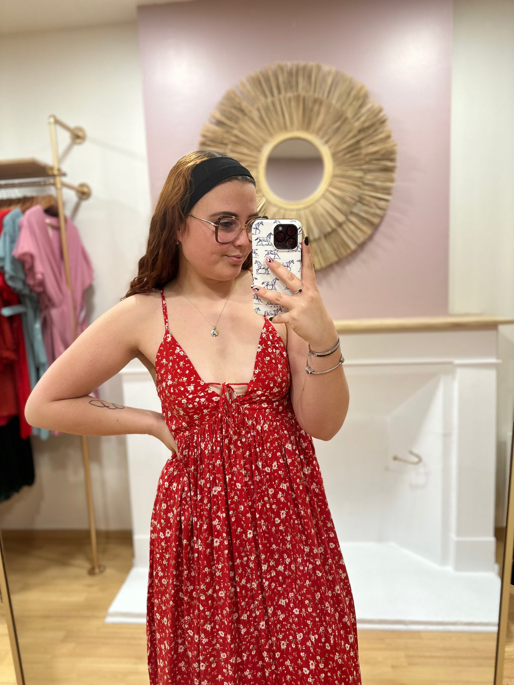 Robe longue rouge fleurie dos nu femme – Bretelles fines – In April 1986 – Miss Caprice