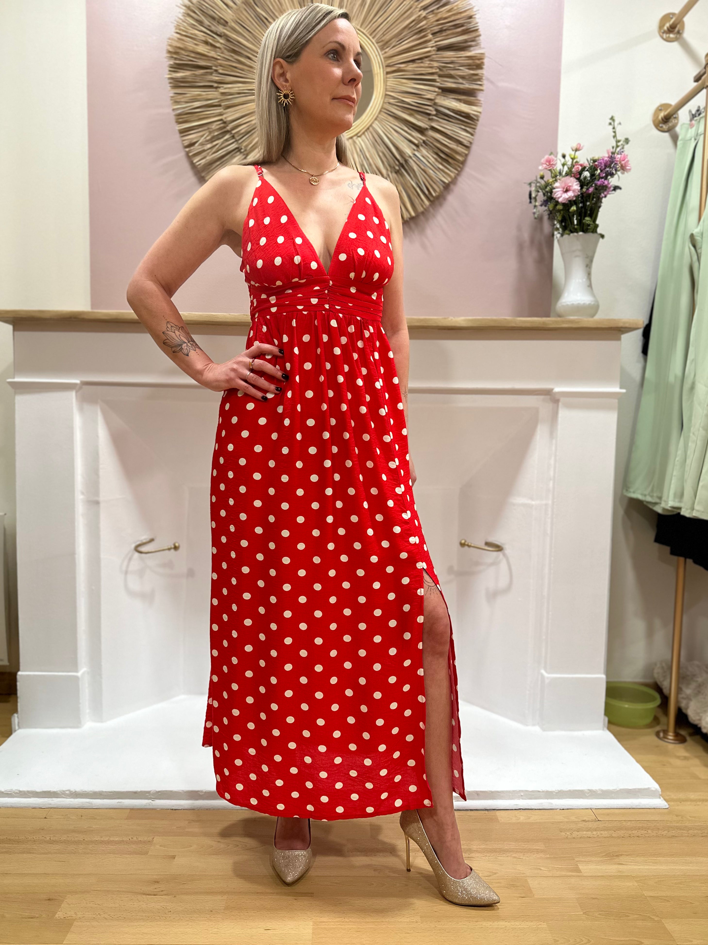 Robe longue rouge femme – Pois blancs – Décolleté plongeant – Bretelles réglables – Fente côté – In April 1986 – Miss Caprice