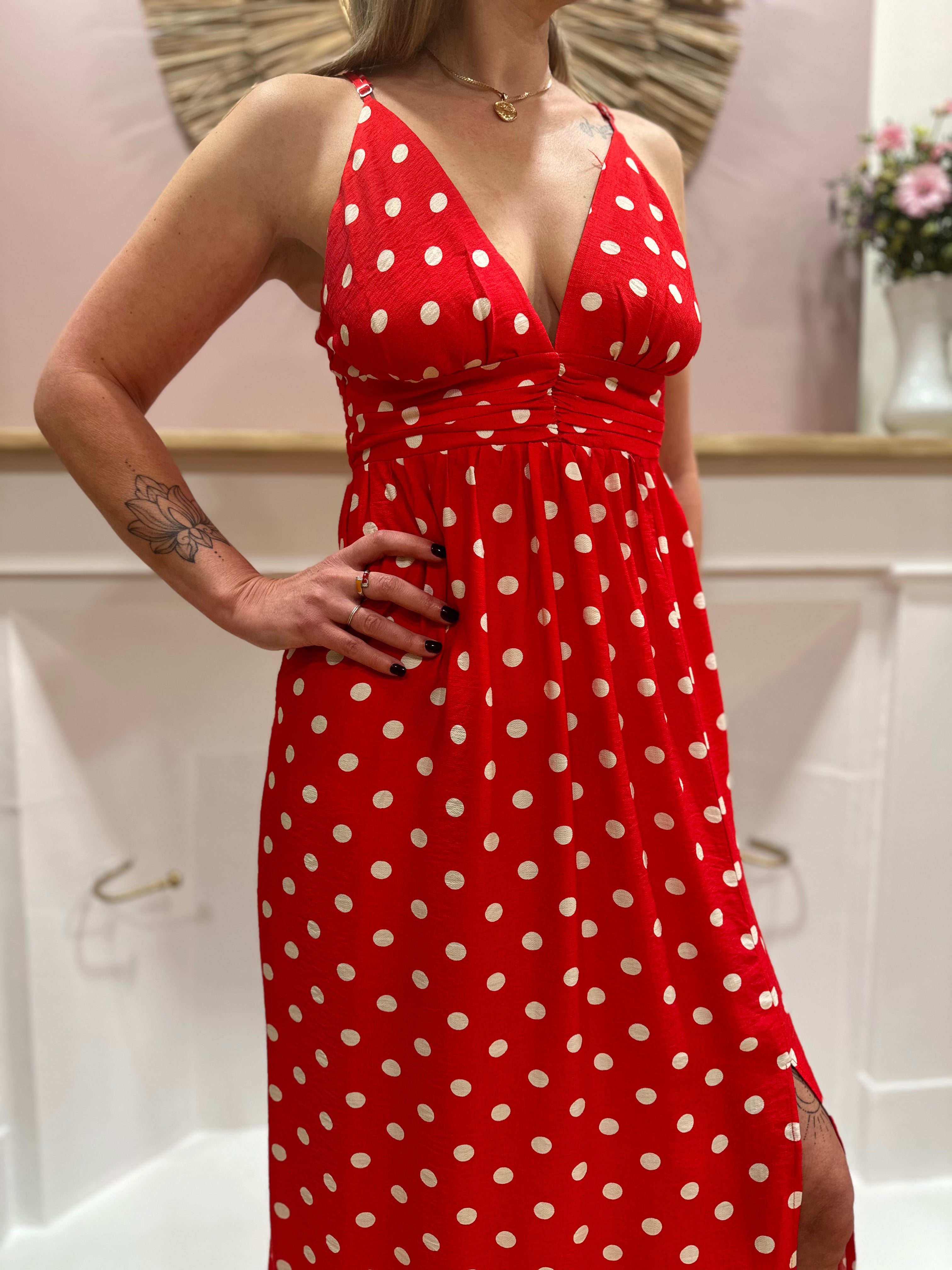 Robe longue rouge femme – Pois blancs – Décolleté plongeant – Bretelles réglables – Fente côté – In April 1986 – Miss Caprice