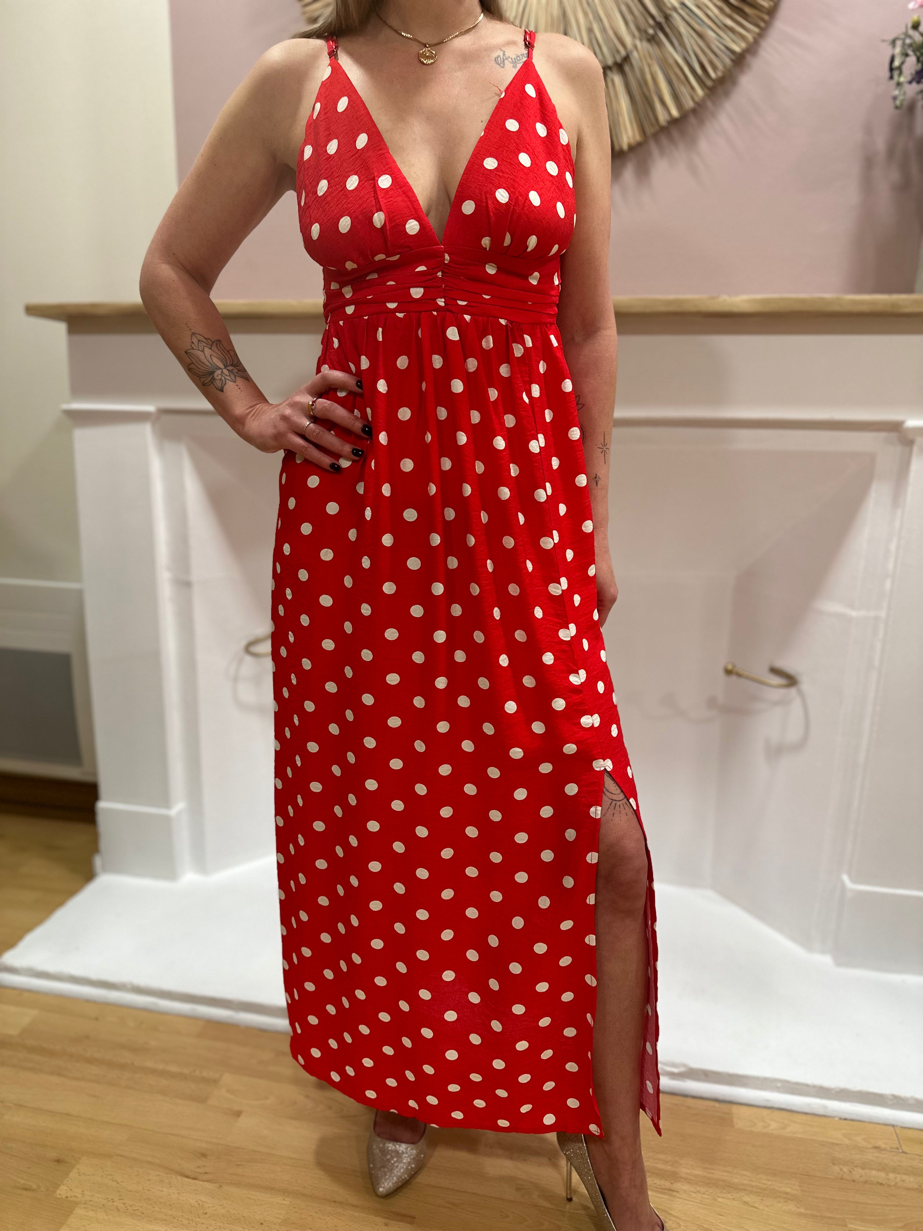 Robe longue rouge femme – Pois blancs – Décolleté plongeant – Bretelles réglables – Fente côté – In April 1986 – Miss Caprice