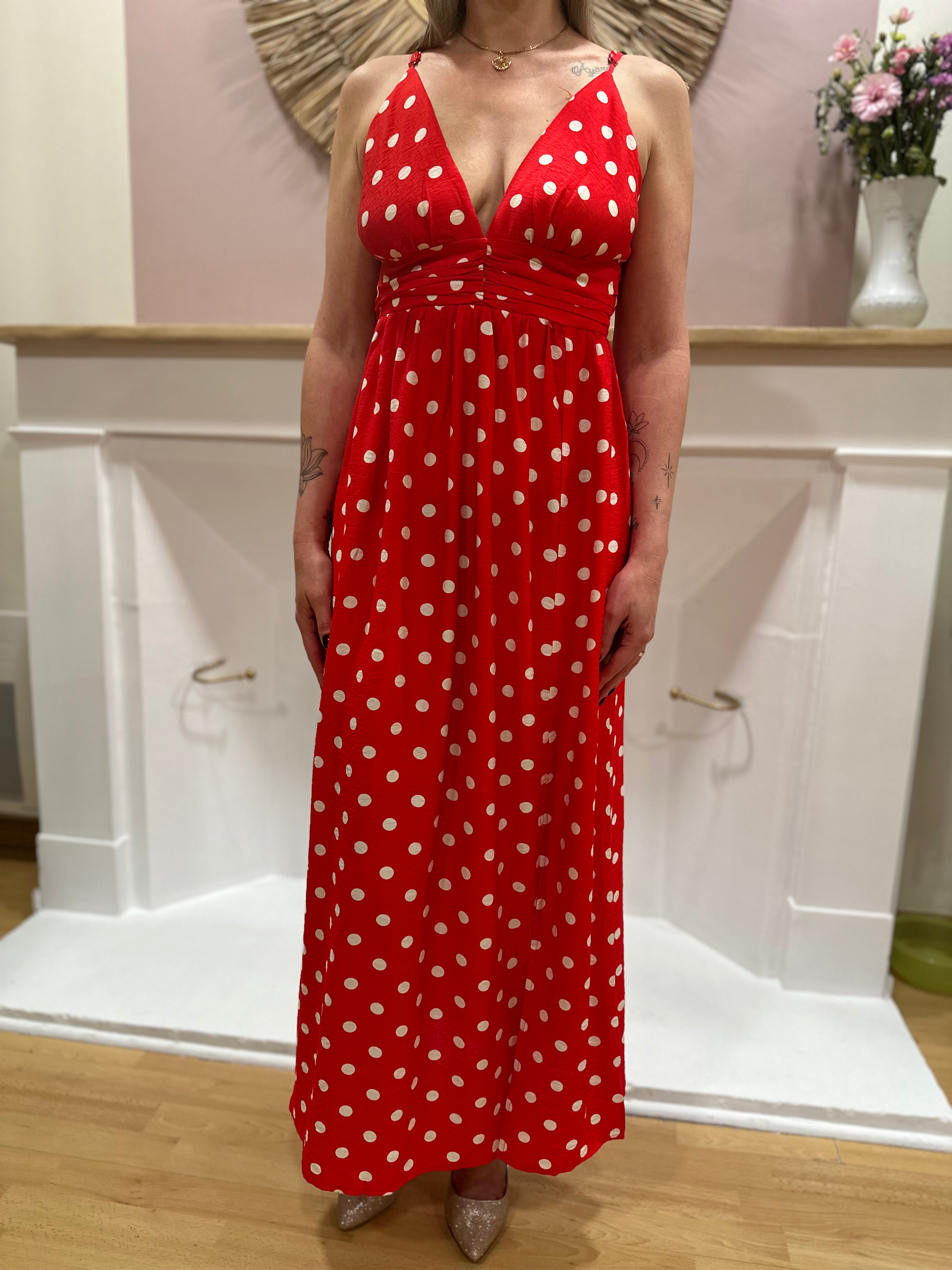 Robe longue rouge femme – Pois blancs – Décolleté plongeant – Bretelles réglables – Fente côté – In April 1986 – Miss Caprice