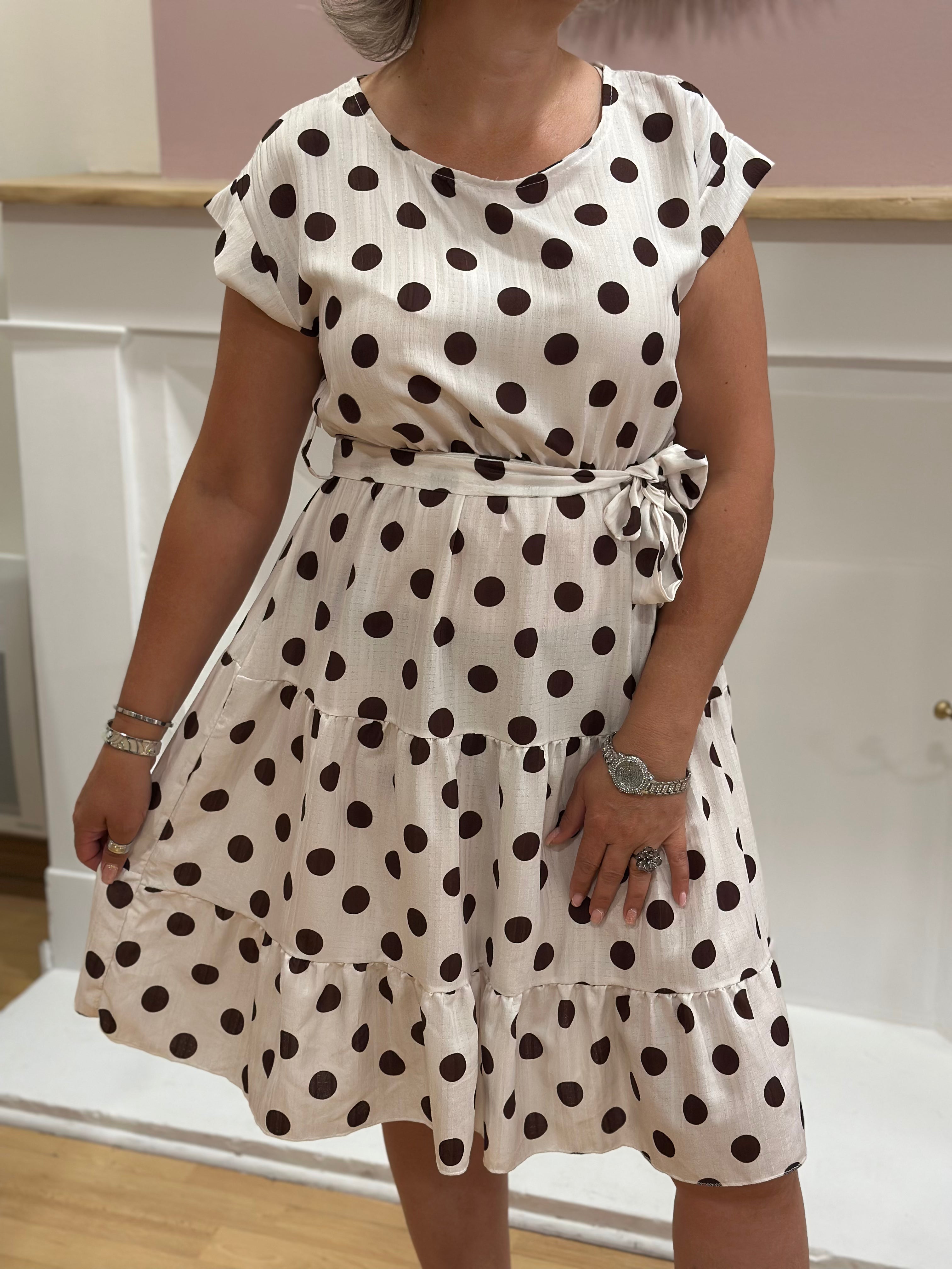 Robe mi-longue beige femme à motif pois chocolat, taille élastiquée et ceinture – Rosydays Made in Italy – Miss Caprice