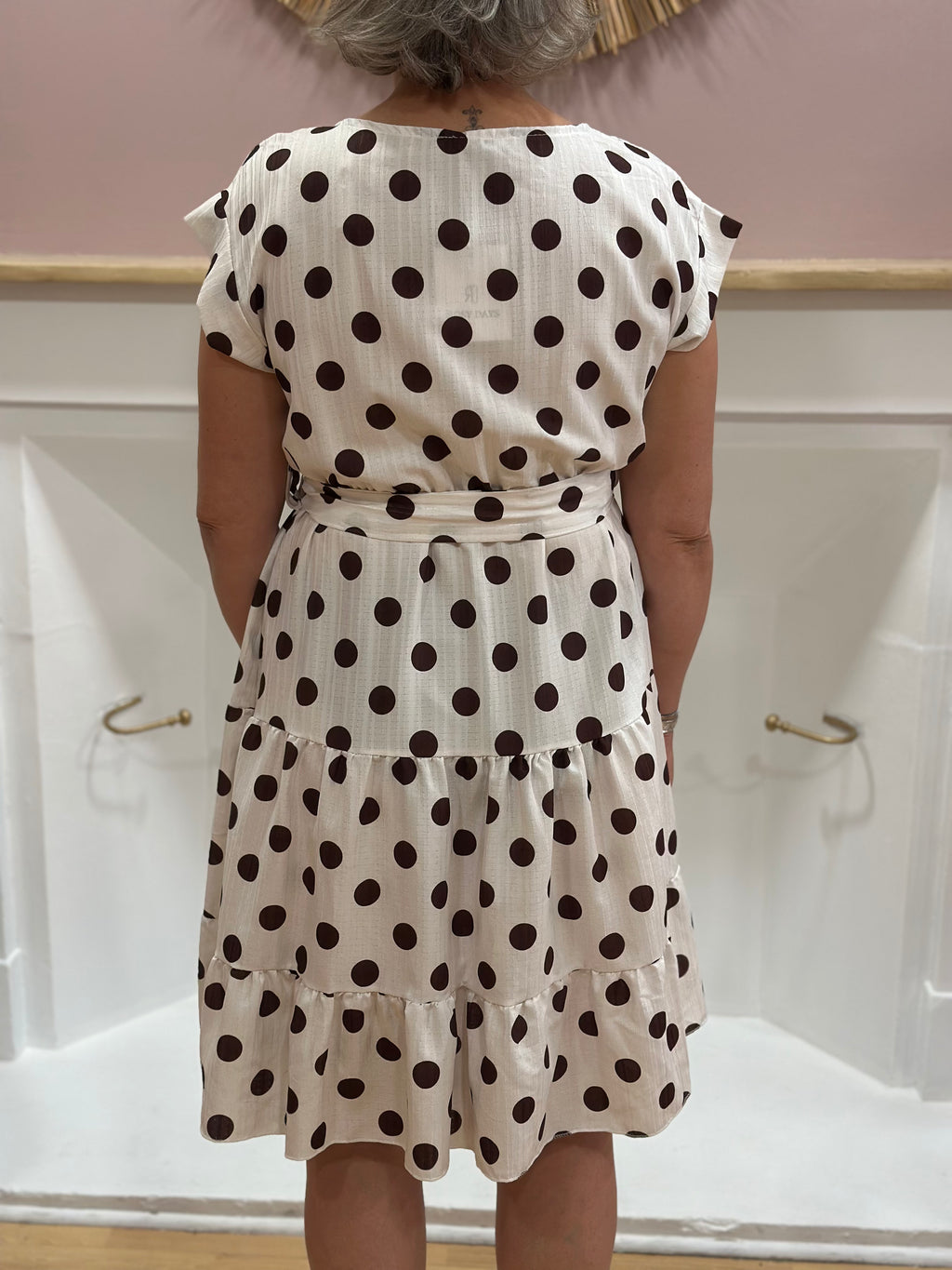 Robe mi-longue beige femme à motif pois chocolat, taille élastiquée et ceinture – Rosydays Made in Italy – Miss Caprice