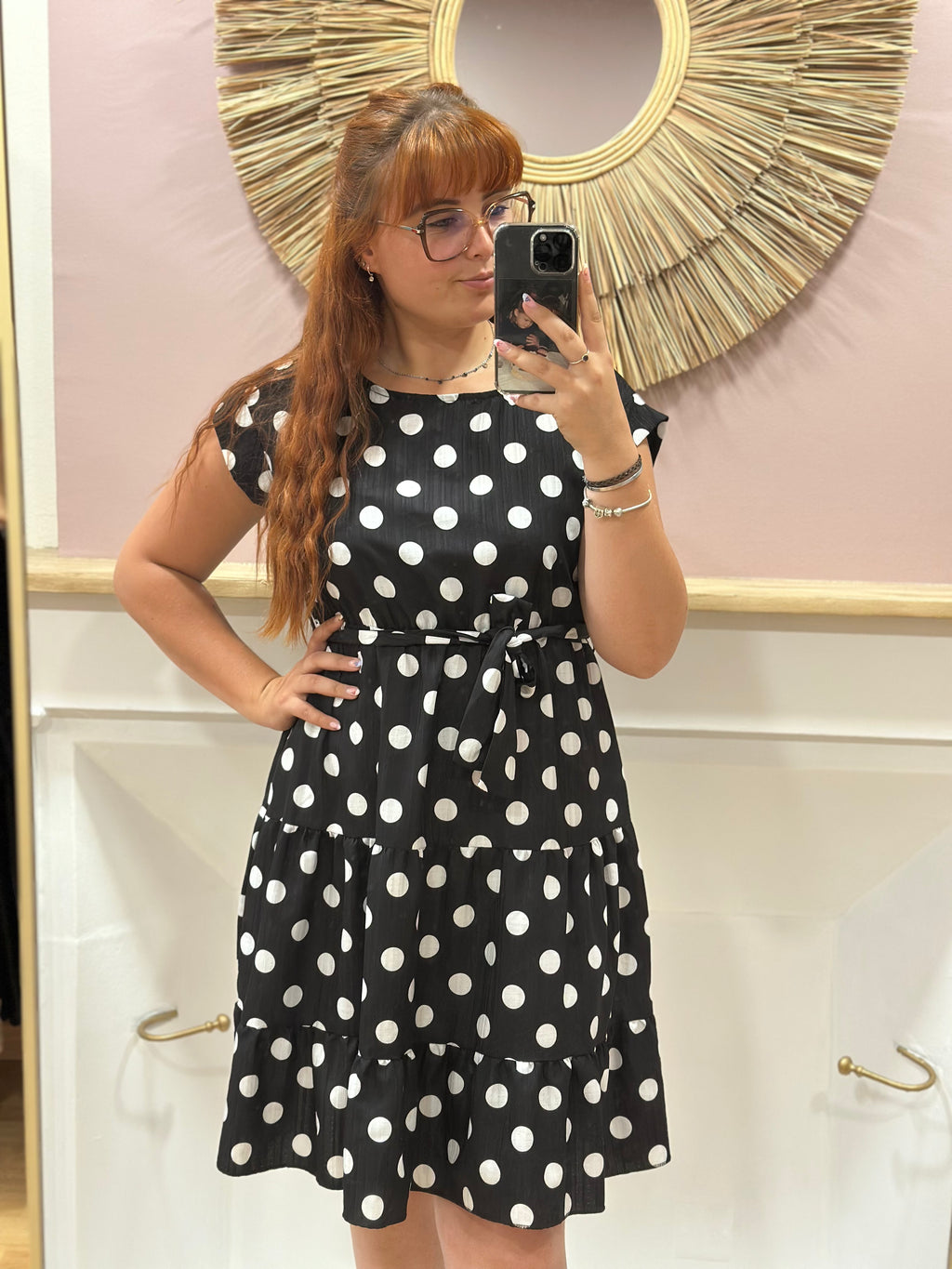 Robe mi-longue noire femme à pois blancs avec taille élastiquée et ceinture – Rosydays Made in Italy – Miss Caprice