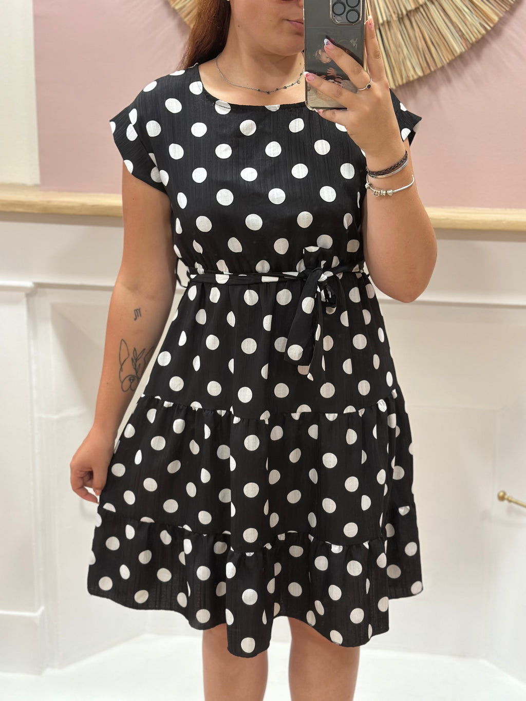 Robe mi-longue noire femme à pois blancs avec taille élastiquée et ceinture – Rosydays Made in Italy – Miss Caprice