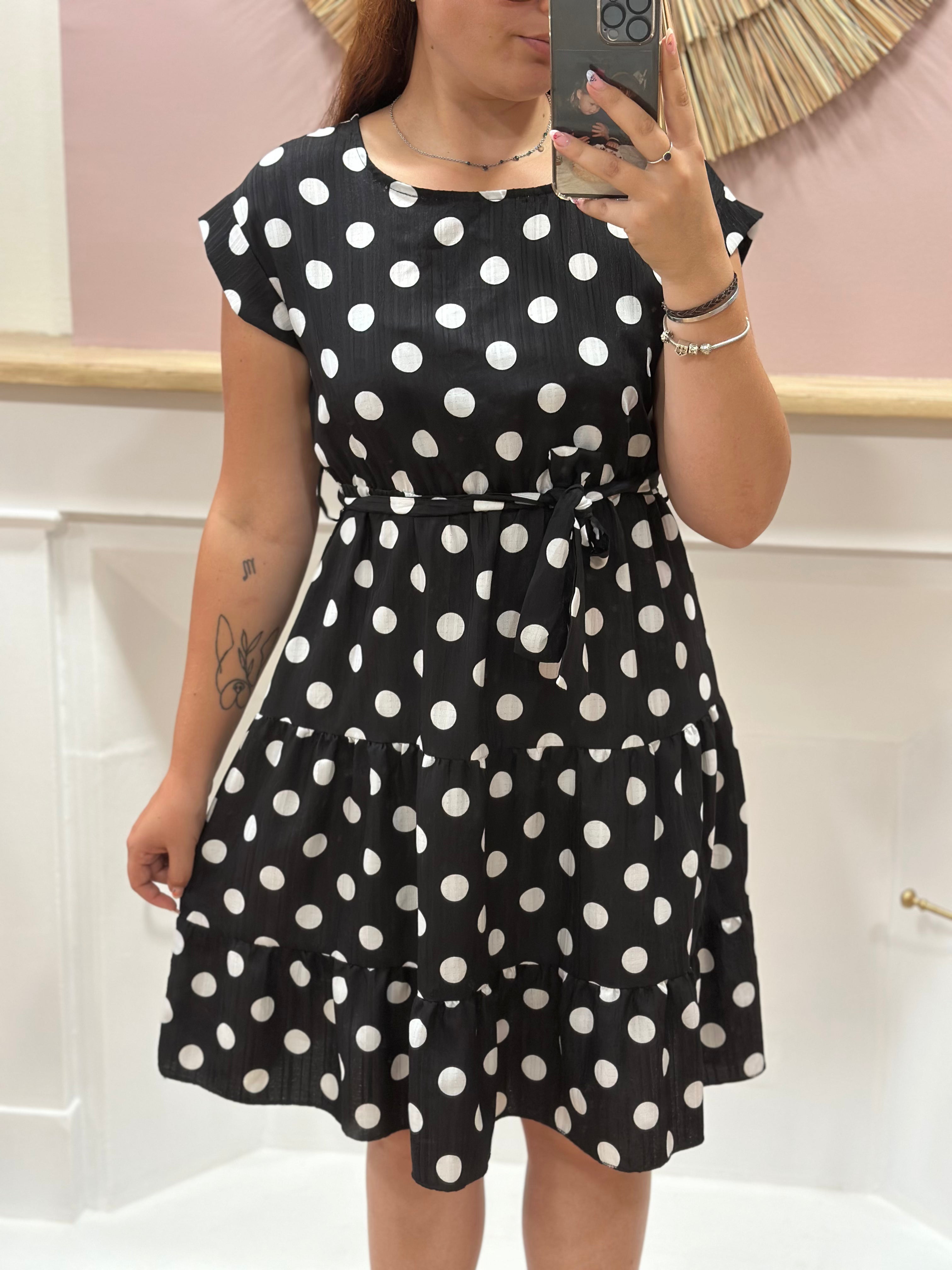 Robe mi-longue noire femme à pois blancs avec taille élastiquée et ceinture – Rosydays Made in Italy – Miss Caprice
