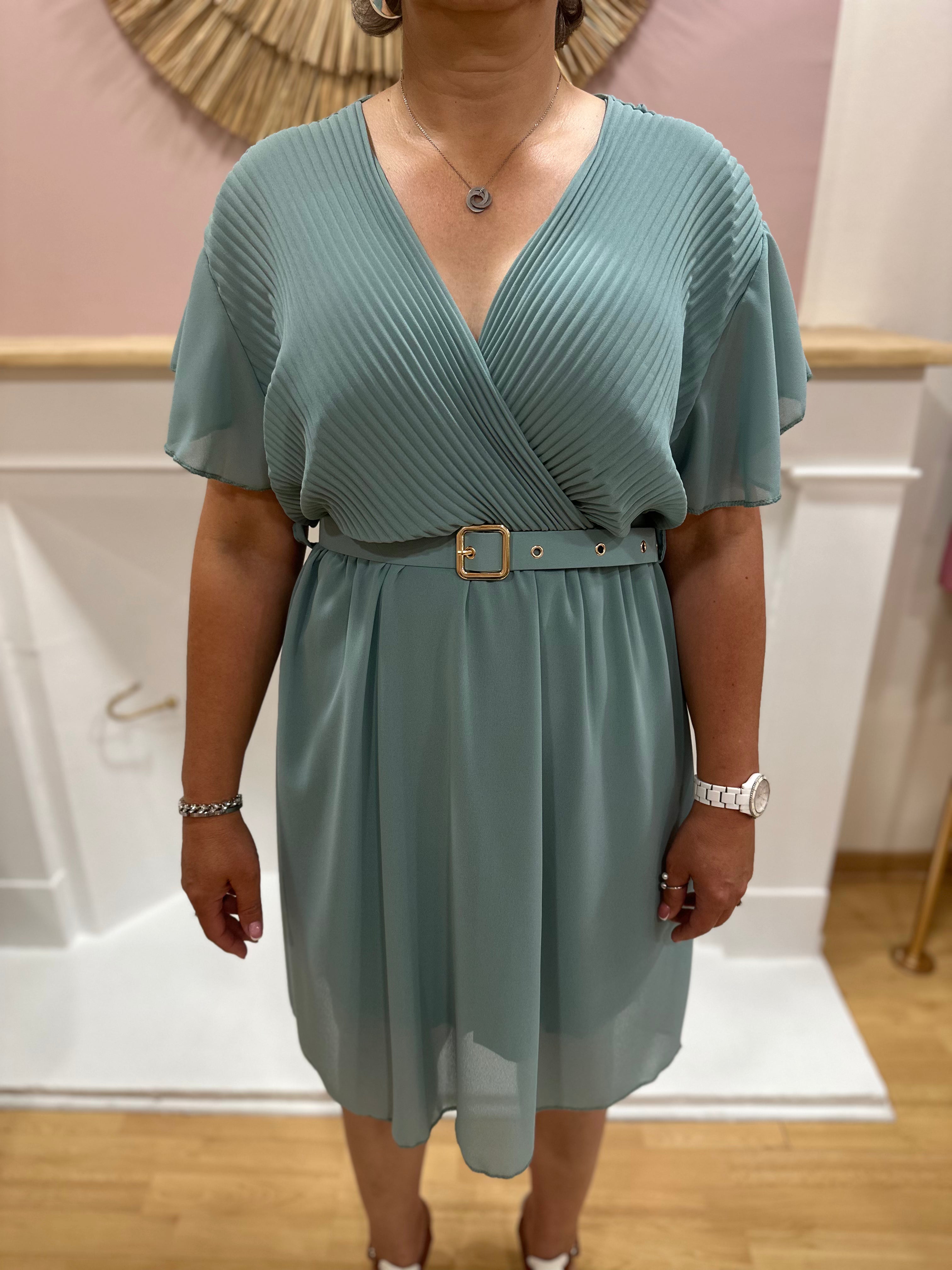 Robe mi-longue vert sauge grande taille femme – Cache-cœur – Mily – Miss Caprice