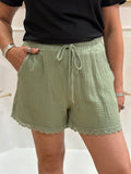Short kaki femme en gaze de coton avec taille haute élastiquée, nœud et détail dentelle – Rosydays Made in Italy – Miss Caprice