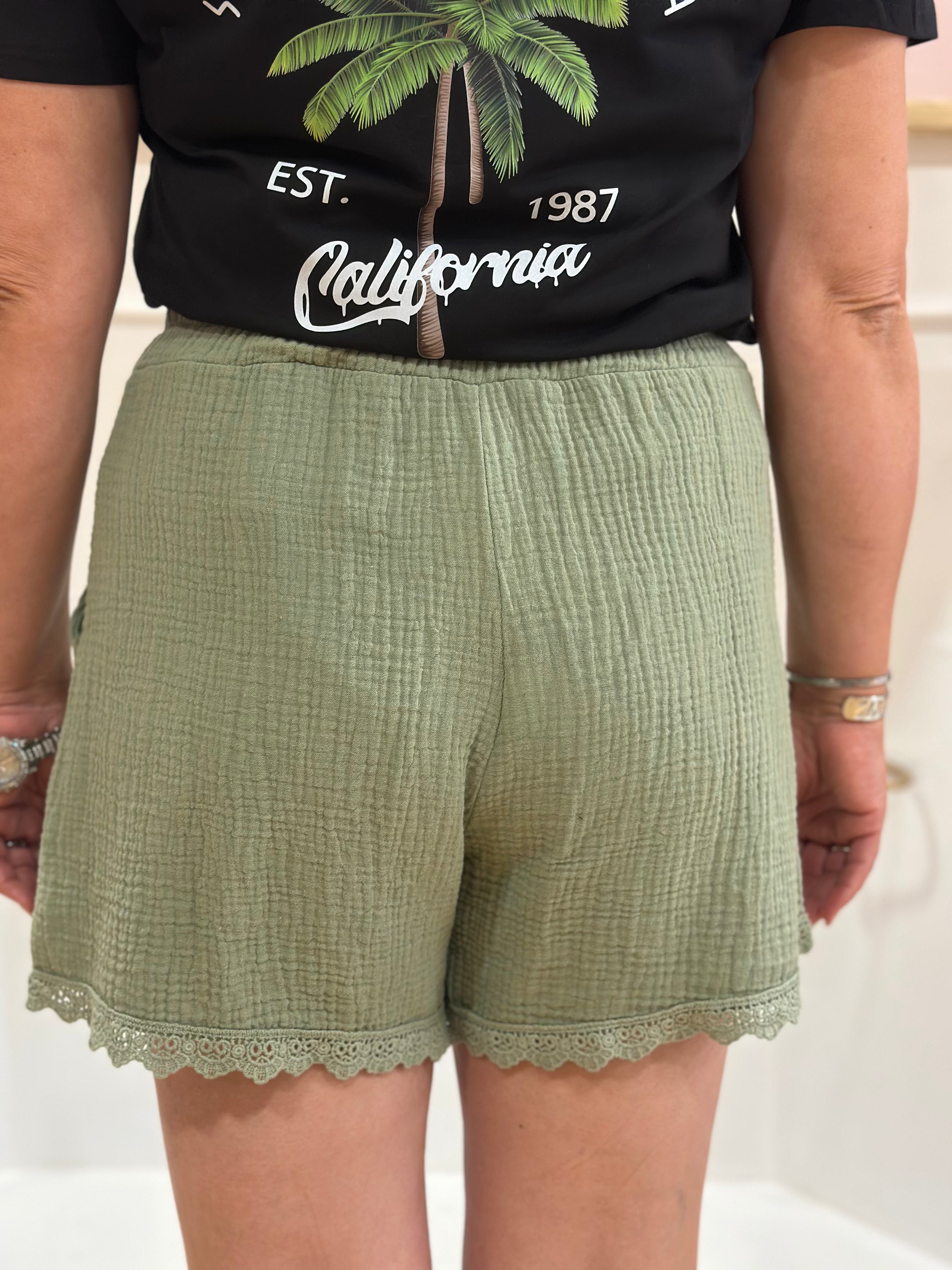 Short kaki femme en gaze de coton avec taille haute élastiquée, nœud et détail dentelle – Rosydays Made in Italy – Miss Caprice