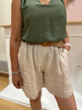 Short en lin beige femme avec ceinture élastiquée et poches – Maëlys Paris Made in Italy – Miss Caprice