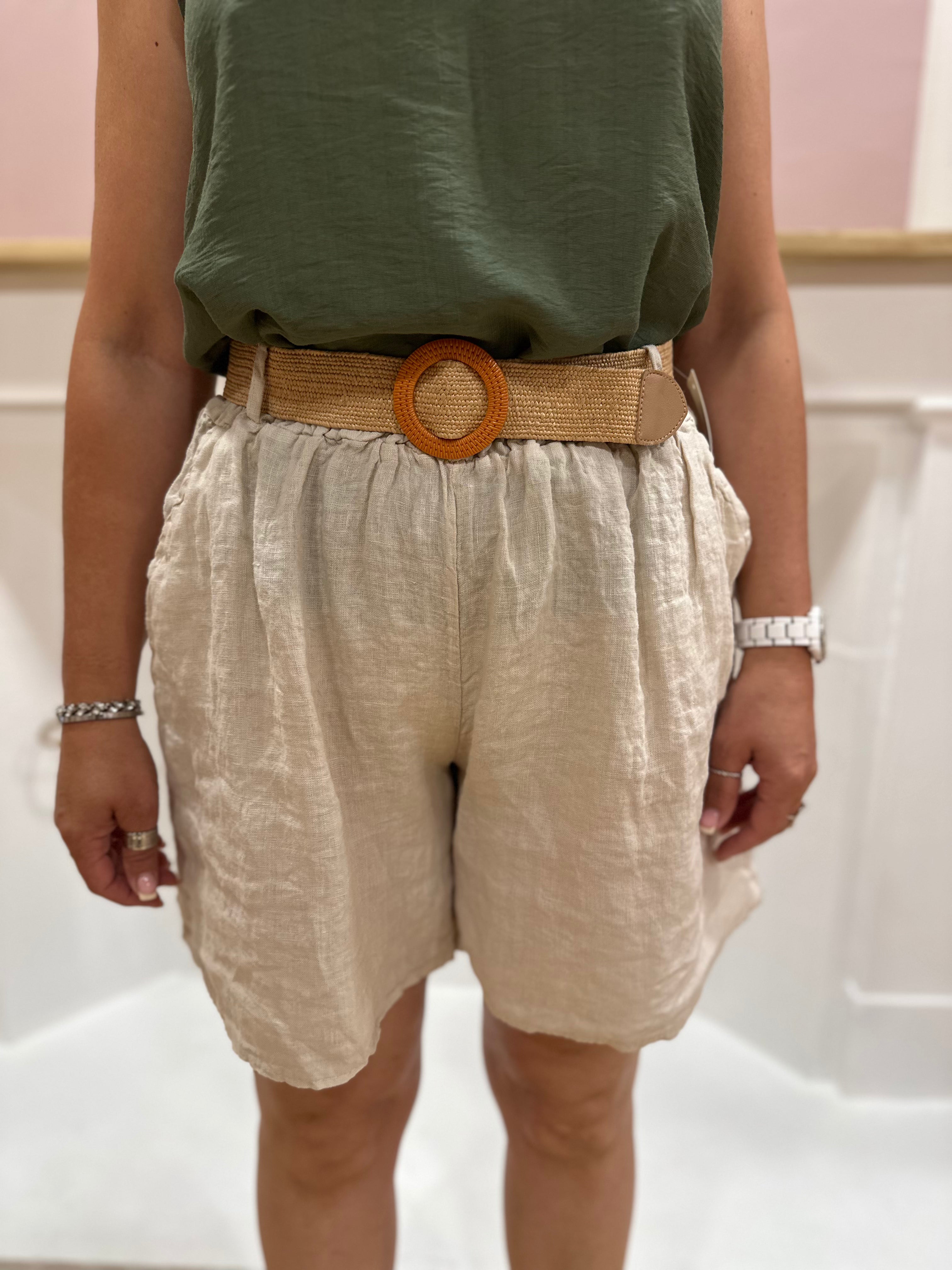 Short en lin beige femme avec ceinture élastiquée et poches – Maëlys Paris Made in Italy – Miss Caprice