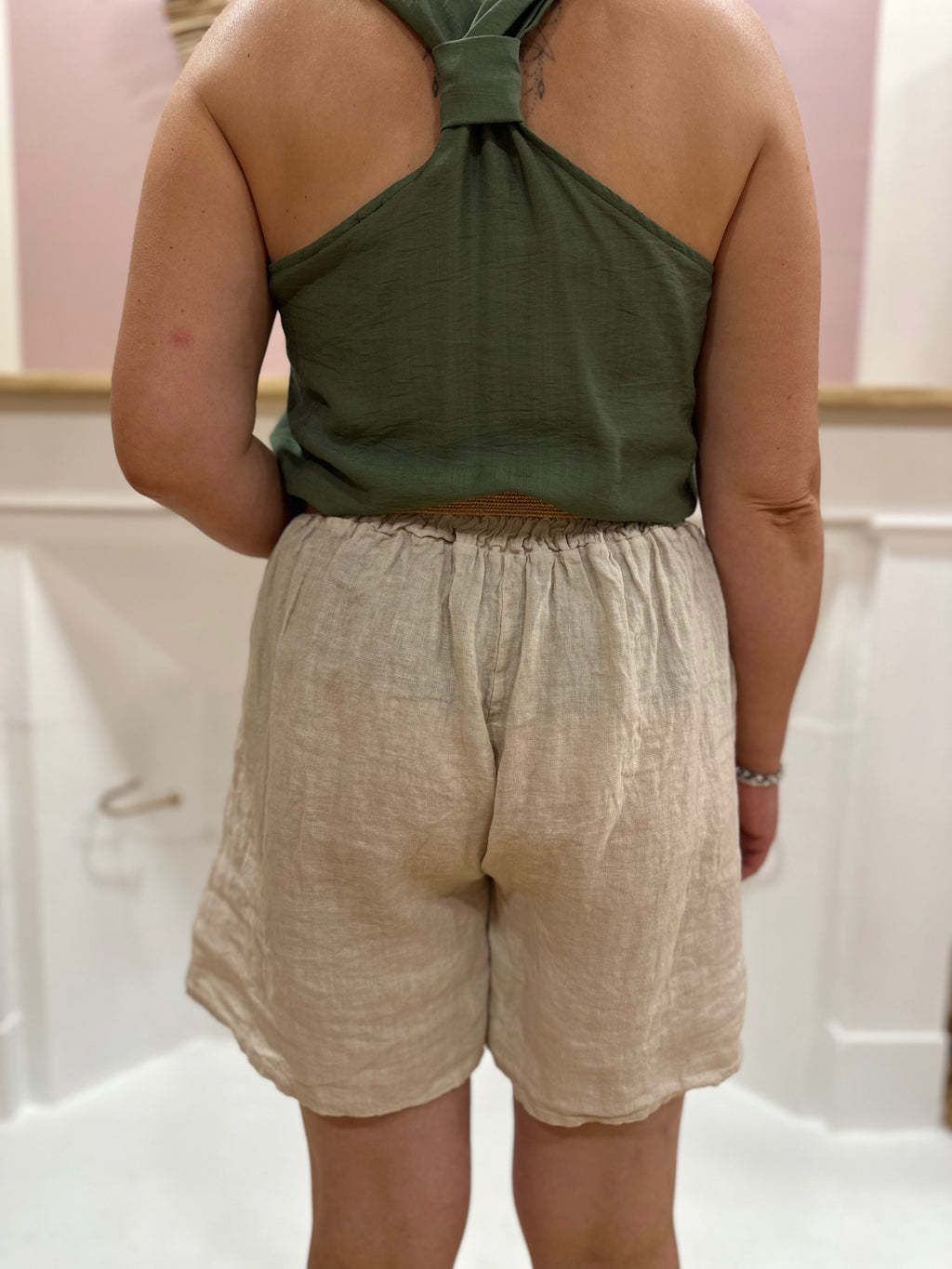 Short en lin beige femme avec ceinture élastiquée et poches – Maëlys Paris Made in Italy – Miss Caprice