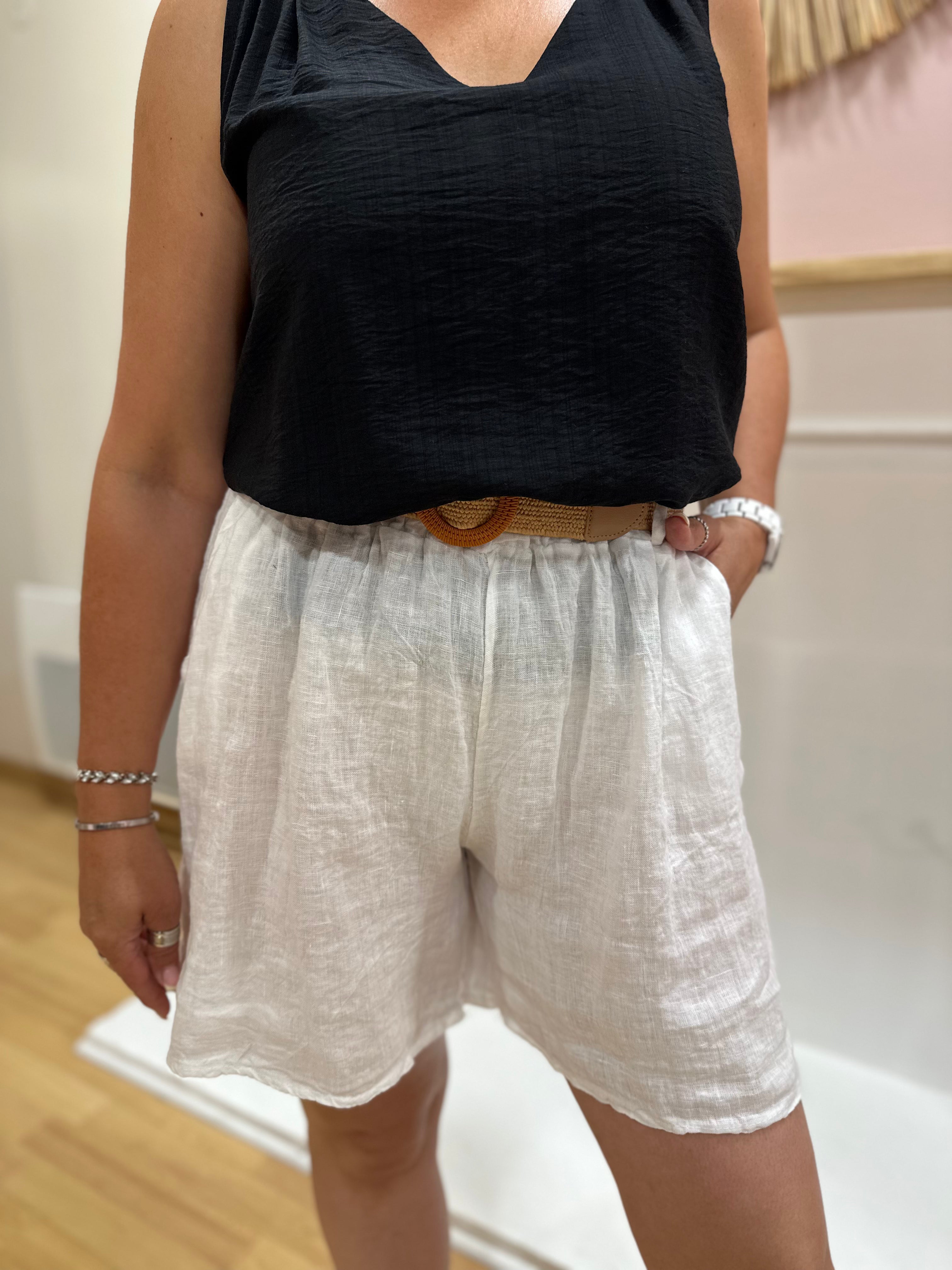 Short en lin blanc femme avec ceinture élastiquée et poches – Maëlys Paris Made in Italy – Miss Caprice