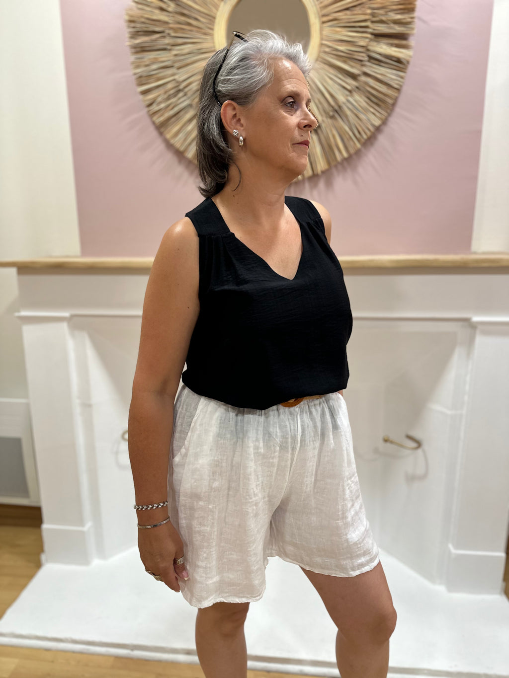 Short en lin blanc femme avec ceinture élastiquée et poches – Maëlys Paris Made in Italy – Miss Caprice