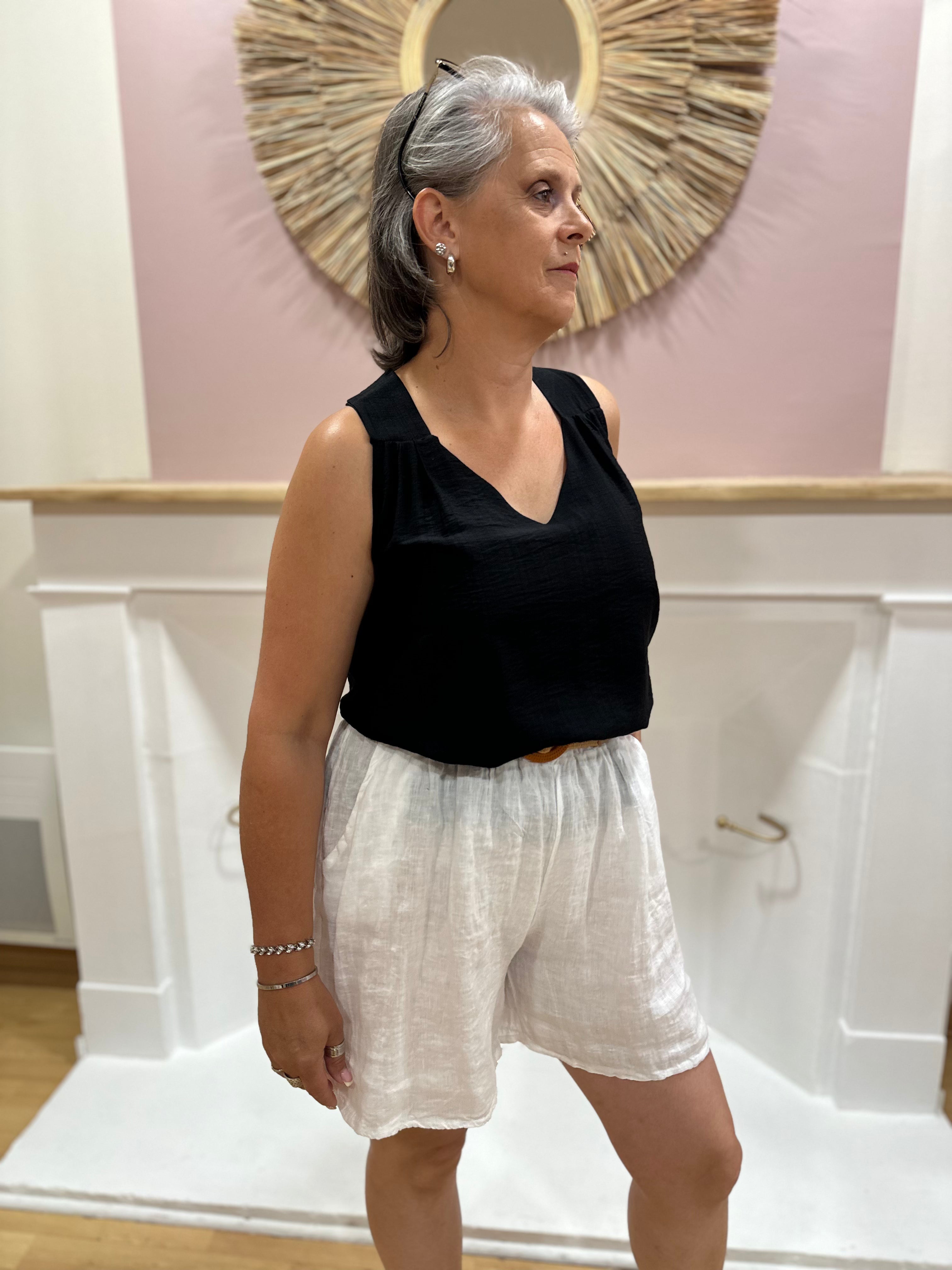 Short en lin blanc femme avec ceinture élastiquée et poches – Maëlys Paris Made in Italy – Miss Caprice