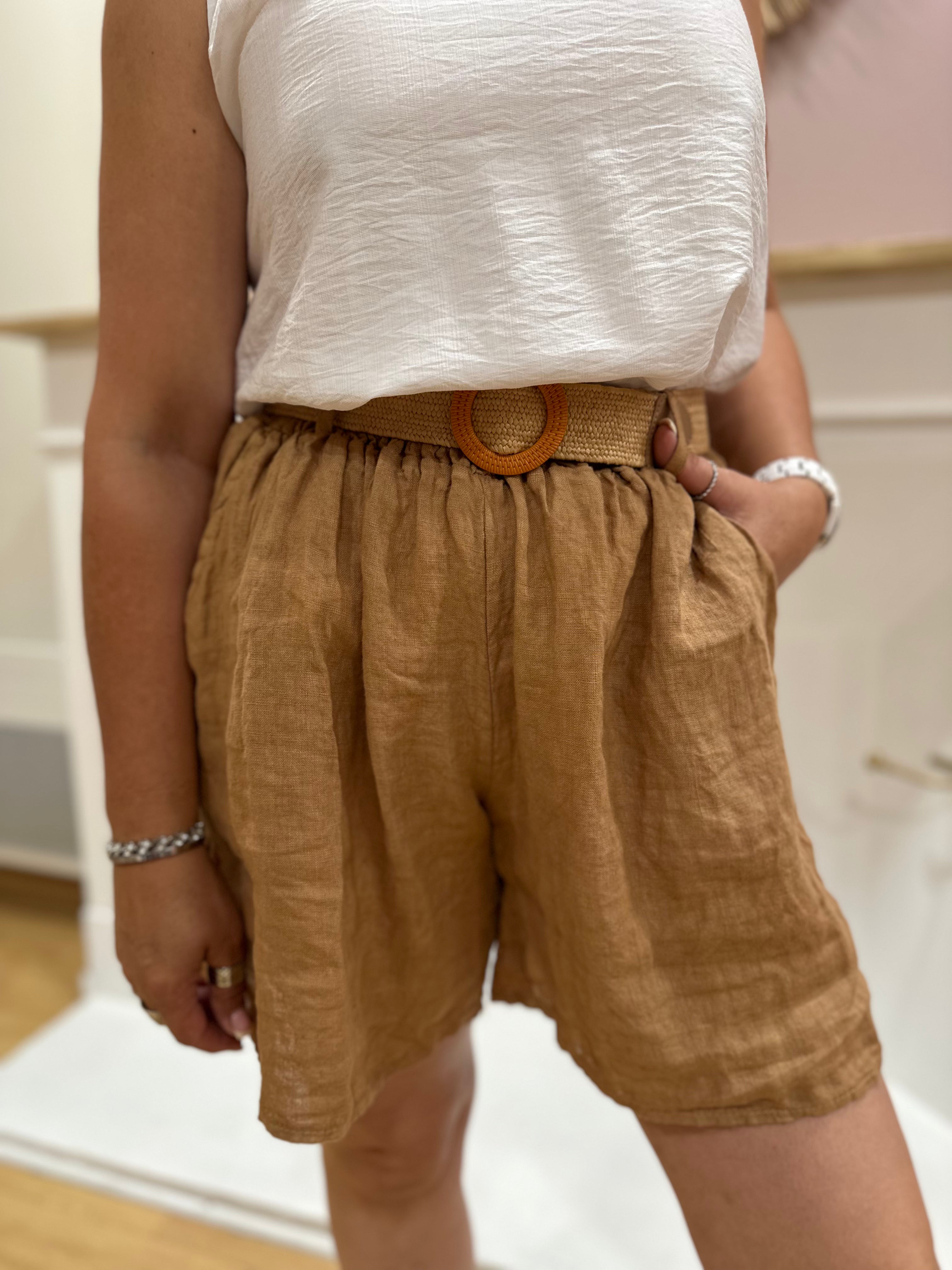 Short en lin camel femme avec ceinture élastiquée et poches – Maëlys Paris Made in Italy – Miss Caprice