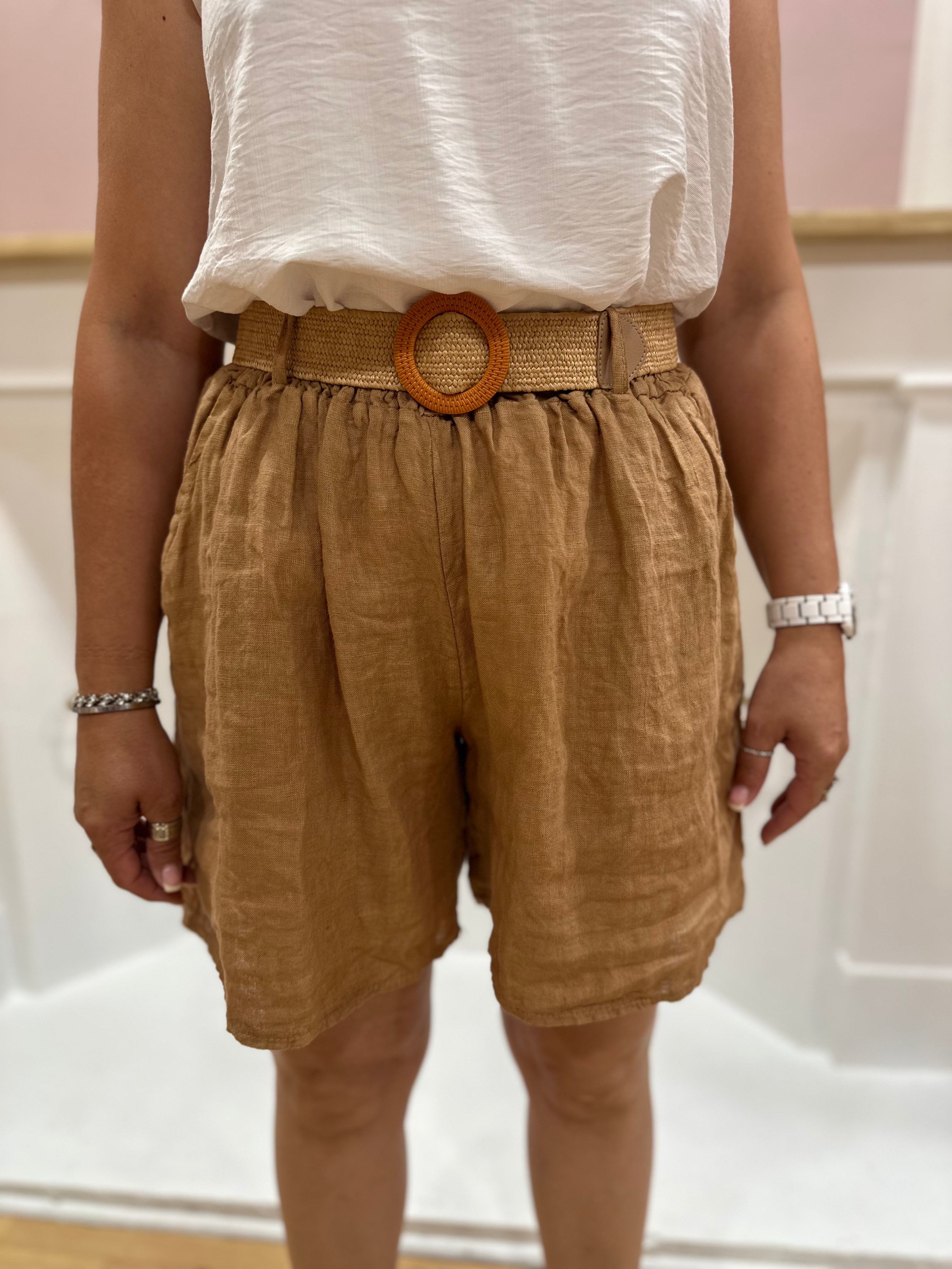 Short en lin camel femme avec ceinture élastiquée et poches – Maëlys Paris Made in Italy – Miss Caprice