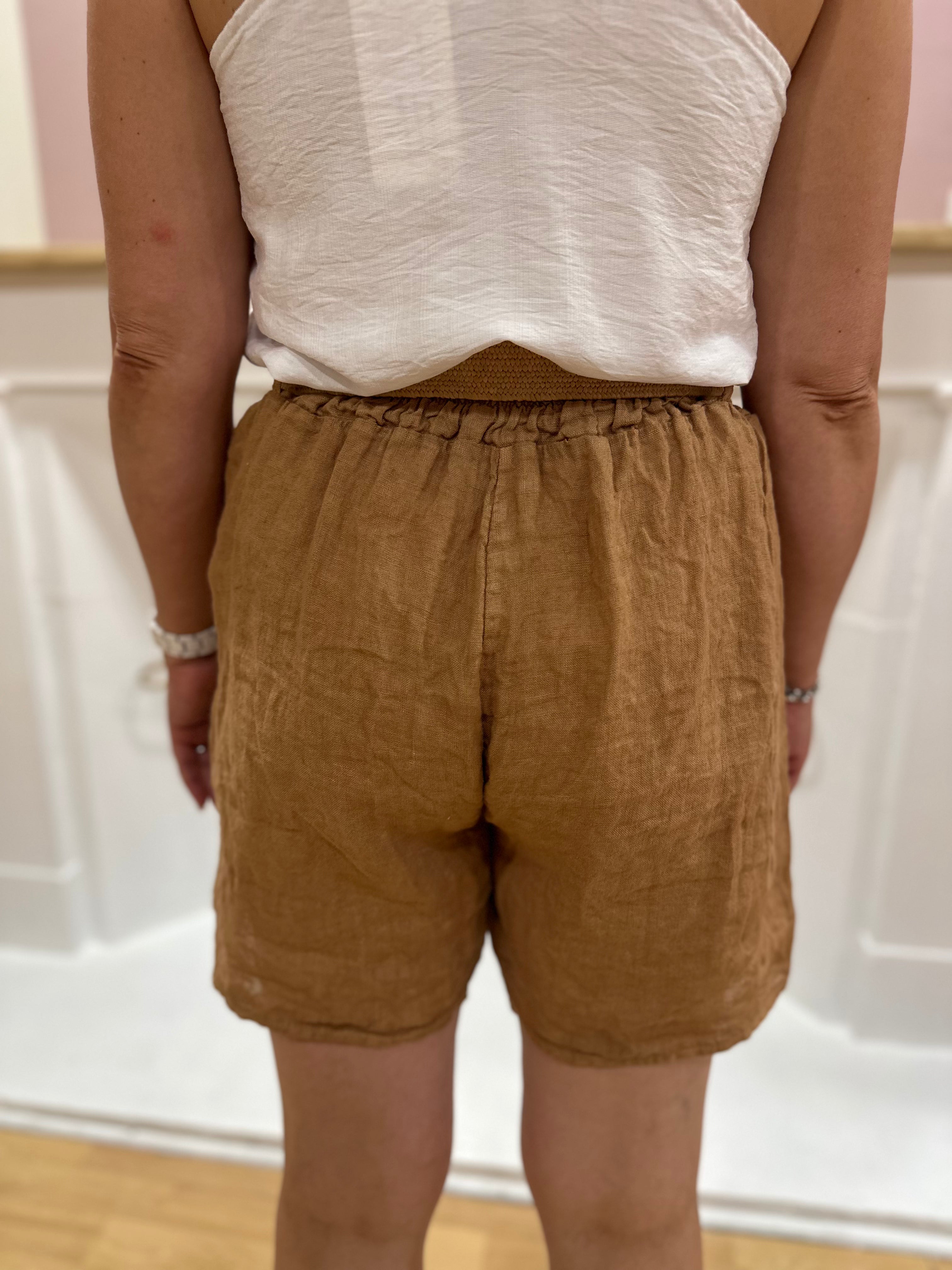 Short en lin camel femme avec ceinture élastiquée et poches – Maëlys Paris Made in Italy – Miss Caprice
