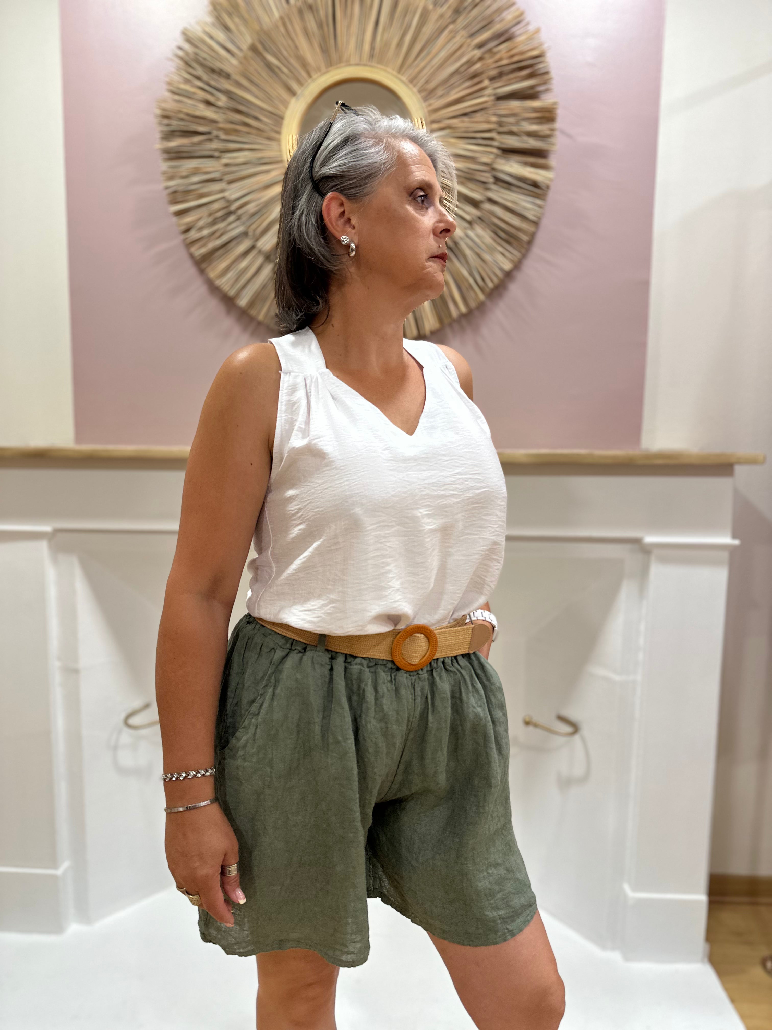 Short en lin kaki femme avec ceinture élastiquée et poches – Maëlys Paris Made in Italy – Miss Caprice