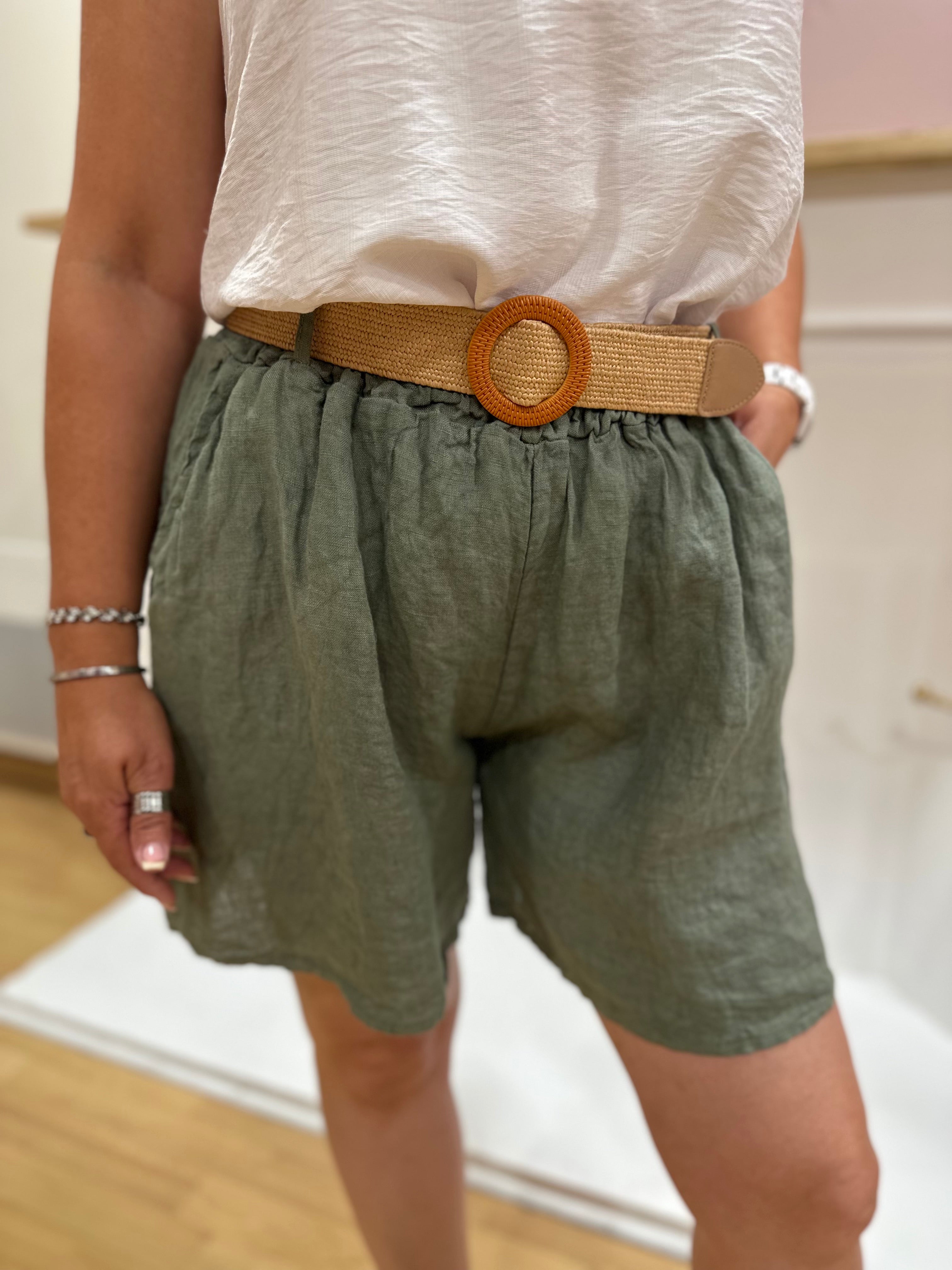 Short en lin kaki femme avec ceinture élastiquée et poches – Maëlys Paris Made in Italy – Miss Caprice