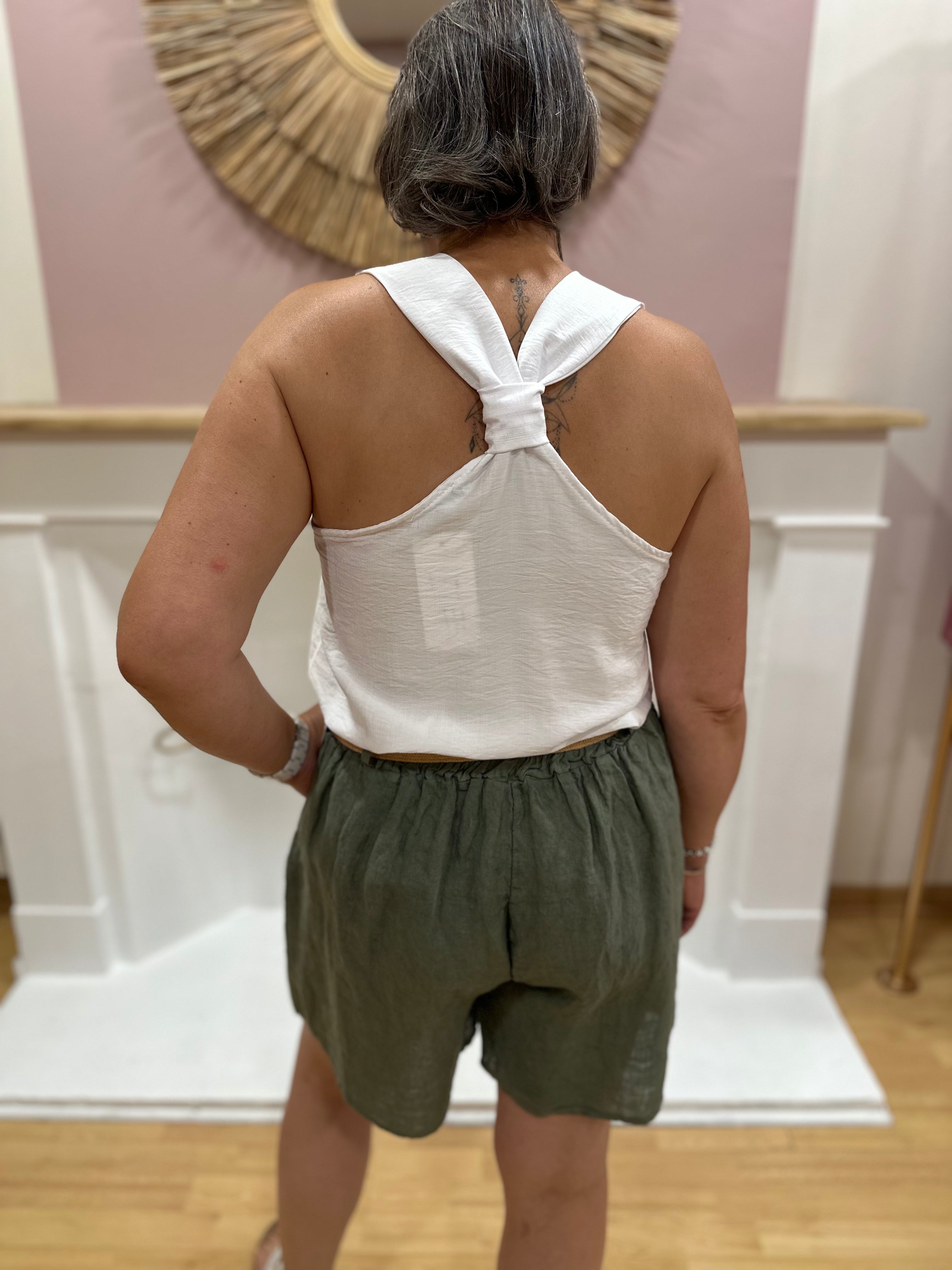 Short en lin kaki femme avec ceinture élastiquée et poches – Maëlys Paris Made in Italy – Miss Caprice