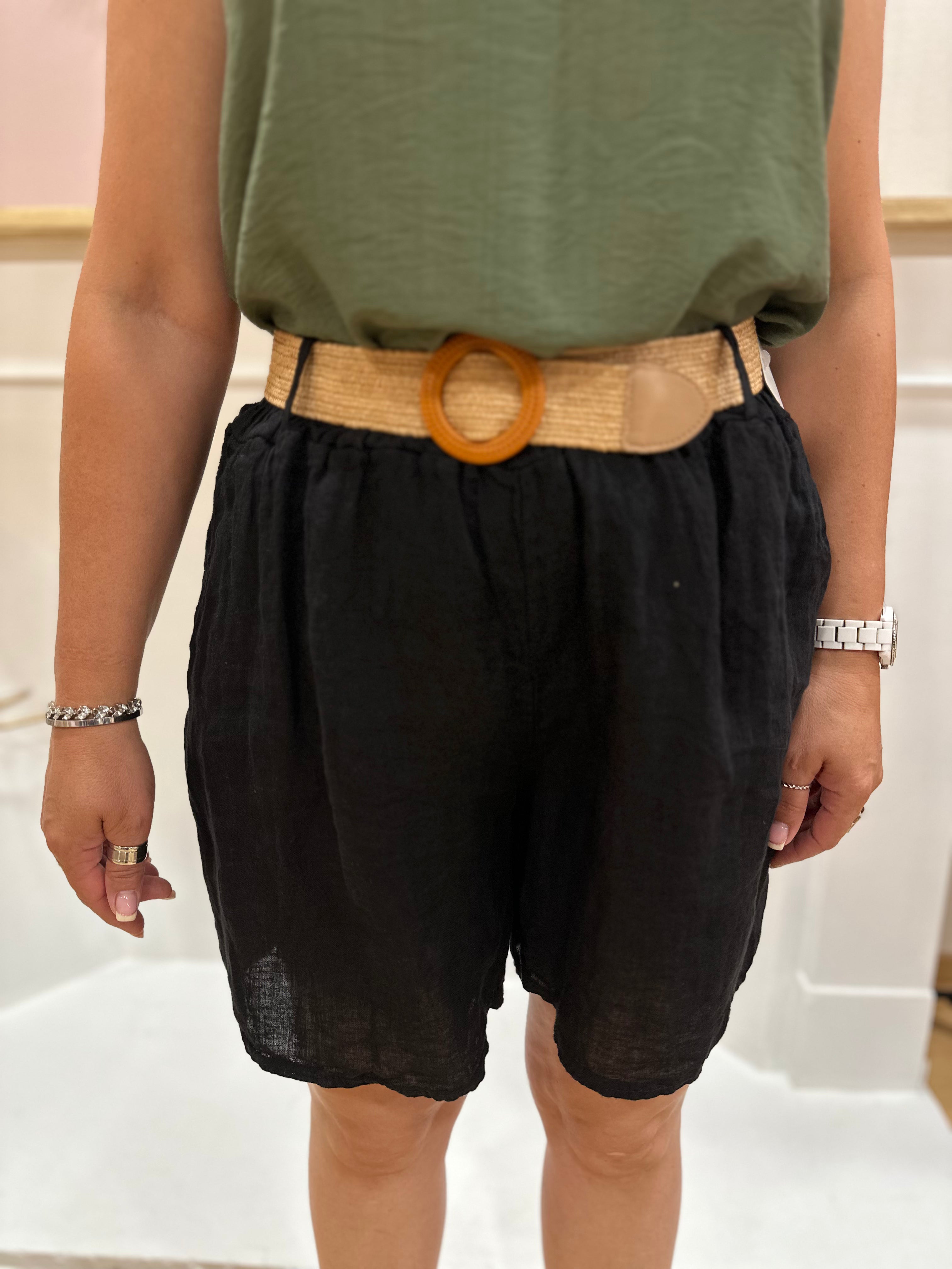 Short en lin noir femme avec ceinture élastiquée et poches – Maëlys Paris Made in Italy – Miss Caprice