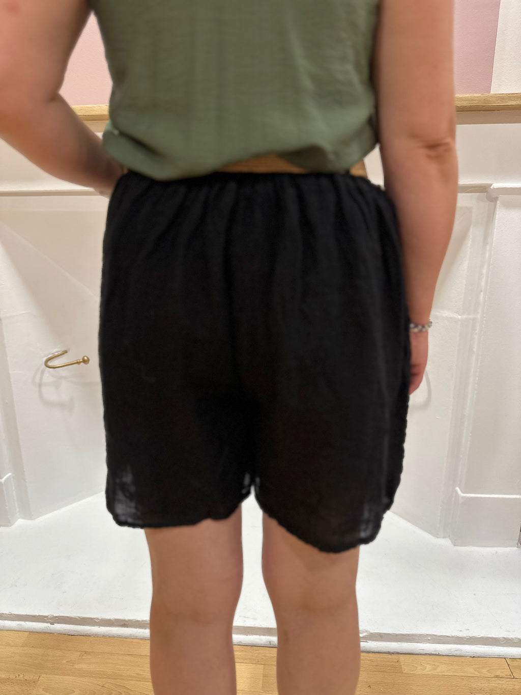 Short en lin noir femme avec ceinture élastiquée et poches – Maëlys Paris Made in Italy – Miss Caprice