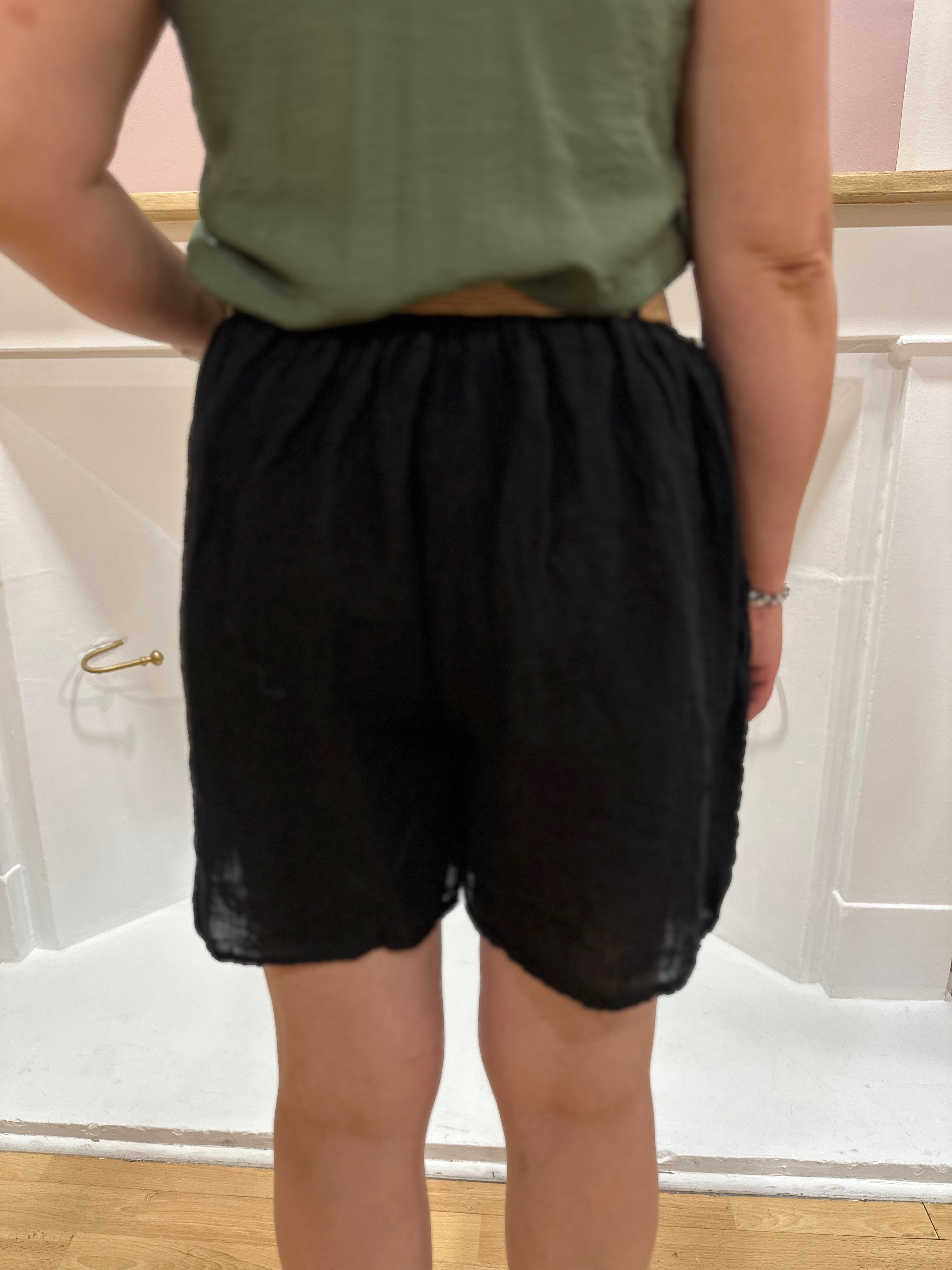 Short en lin noir femme avec ceinture élastiquée et poches – Maëlys Paris Made in Italy – Miss Caprice