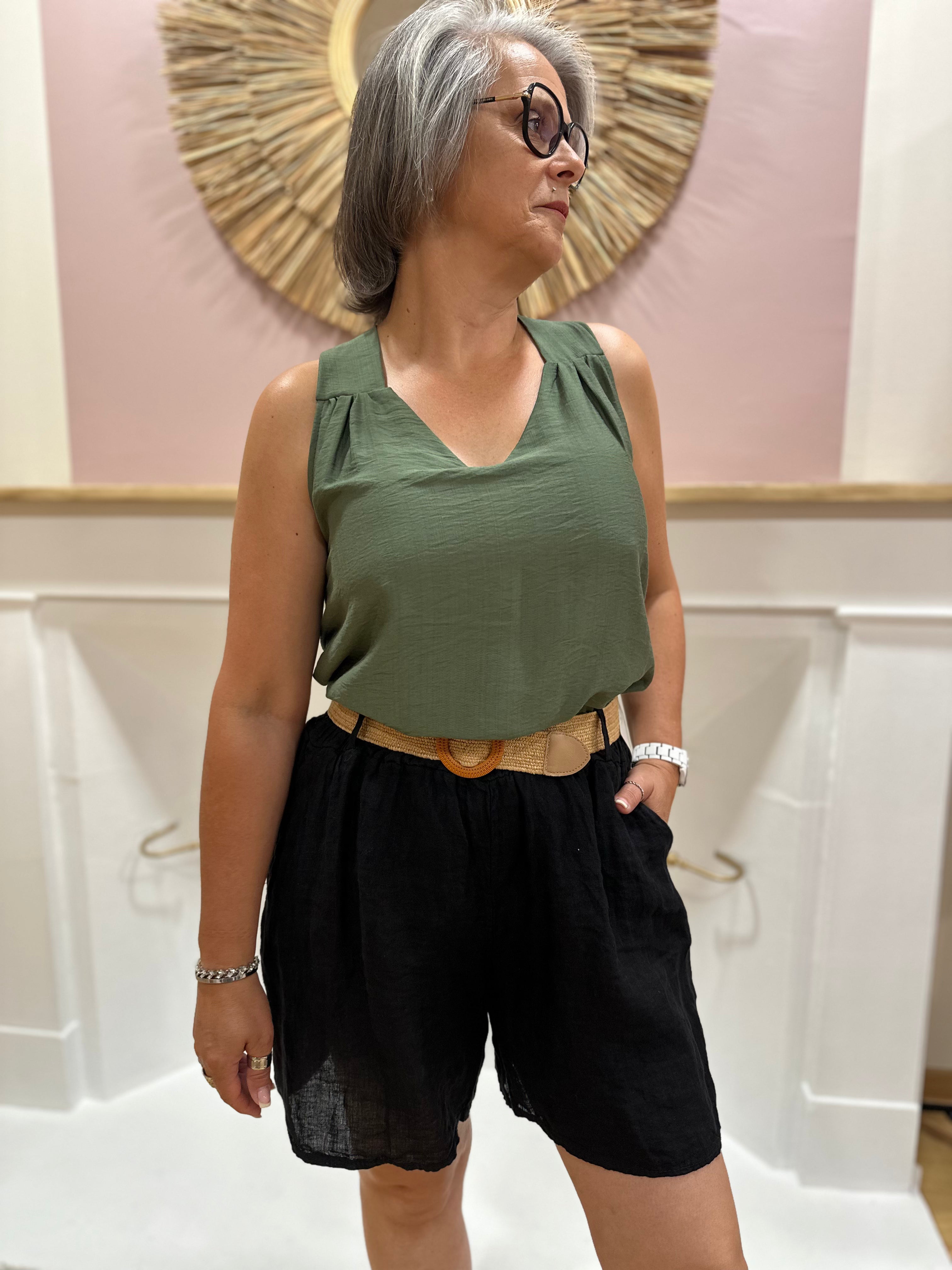 Short en lin noir femme avec ceinture élastiquée et poches – Maëlys Paris Made in Italy – Miss Caprice