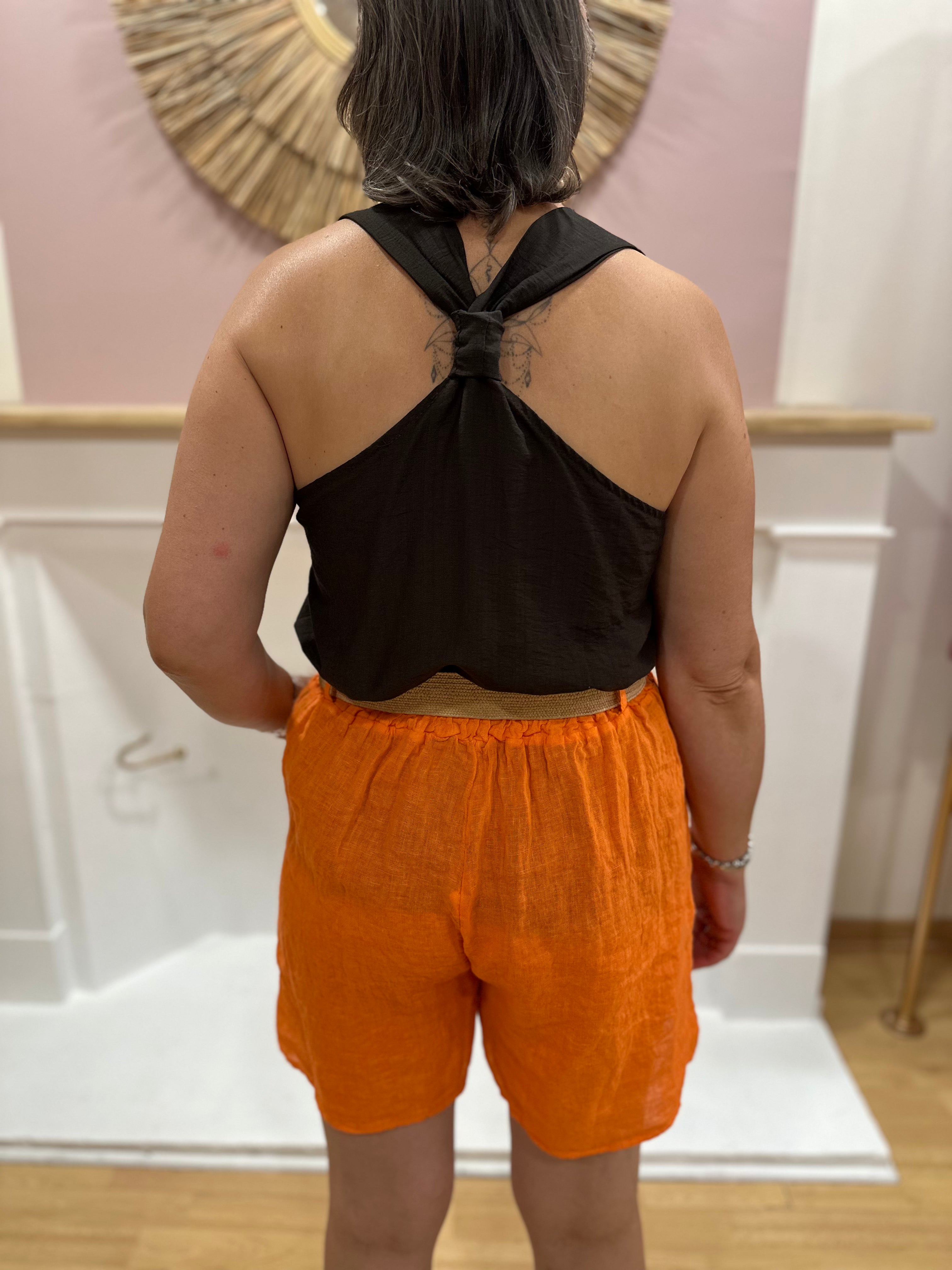 Short en lin orange vif femme avec ceinture élastiquée et poches – Maëlys Paris Made in Italy – Miss Caprice