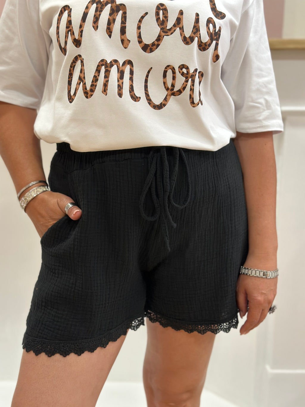 Short noir femme en gaze de coton avec taille haute élastiquée, nœud décoratif et détail dentelle – Rosydays Made in Italy – Miss Caprice